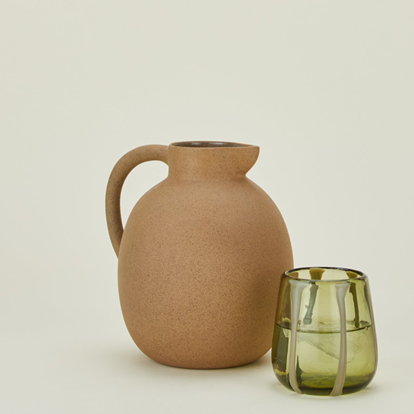 Bola pitcher with glass