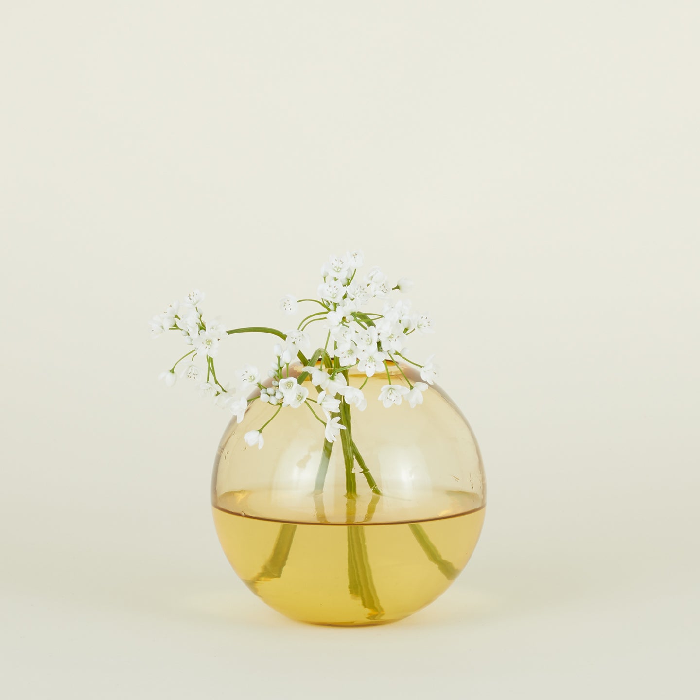 Large aurora vase in amber with flowers