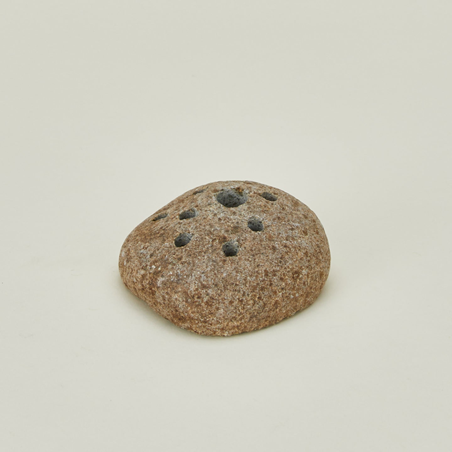 Detailed view of Bloomist Ikebana river rock round vase