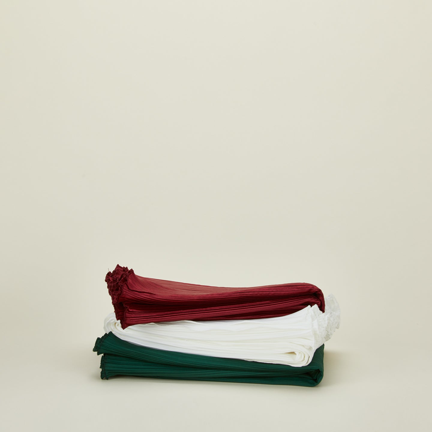 Cahaya pleated tablecloths in various colors