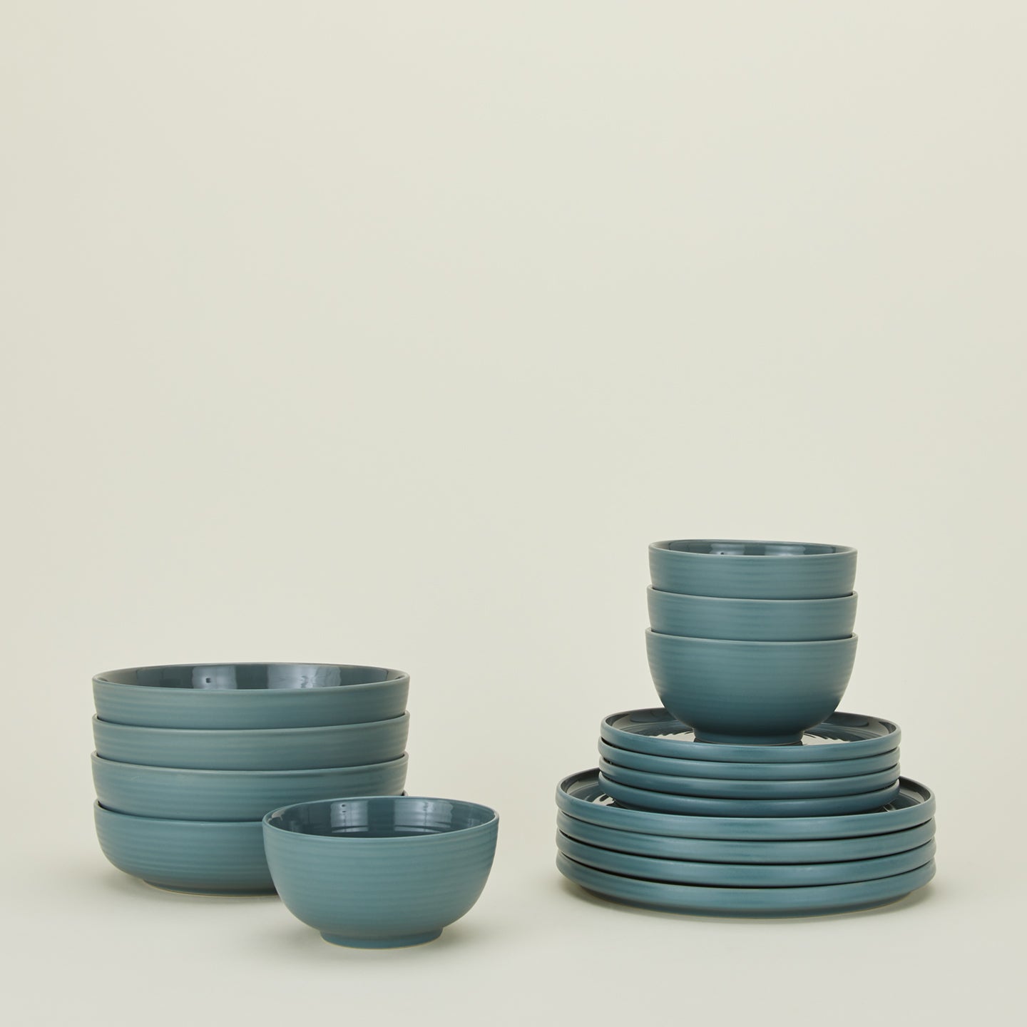 16 piece Essential dinnerware set in peacock