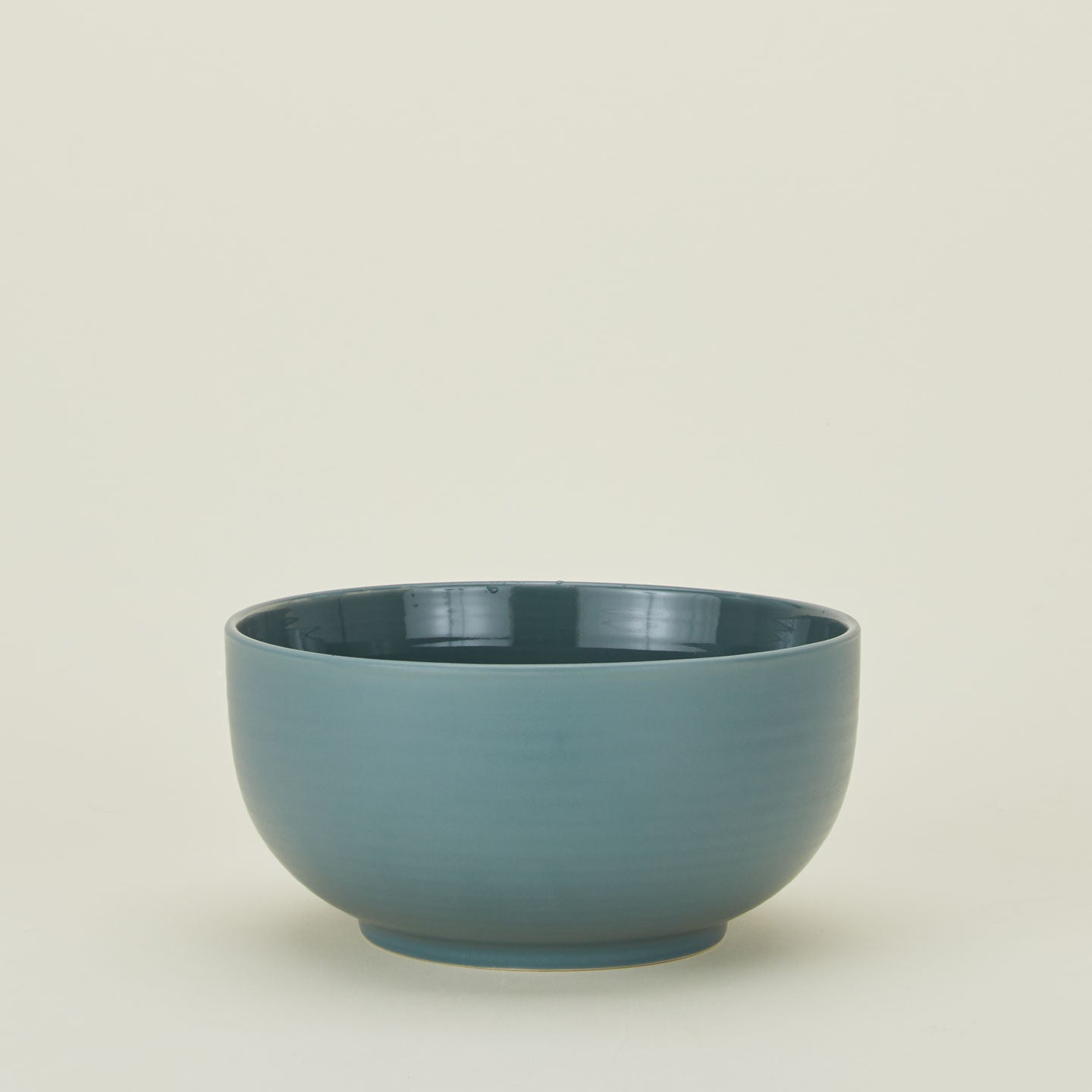 Essential serving bowl in peacock