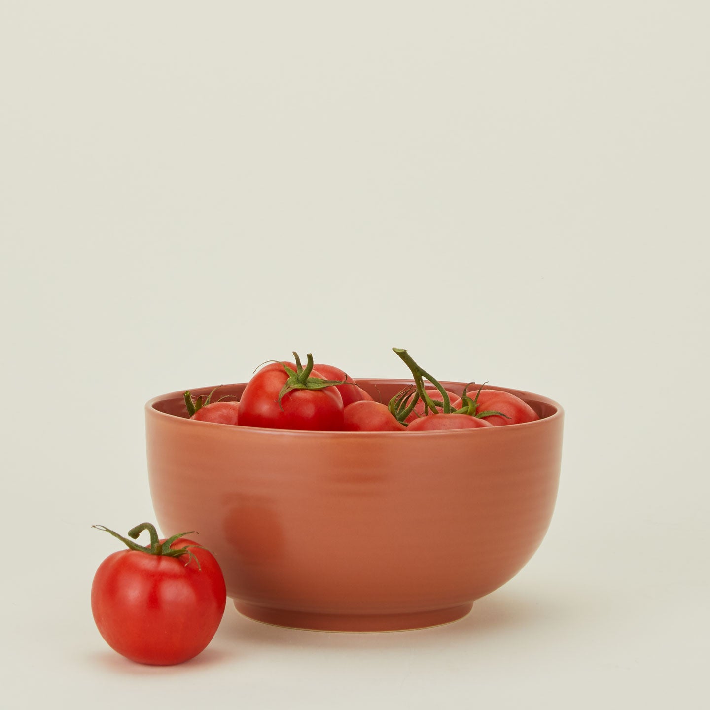 Essential serving bowl in terracotta with tomatoes