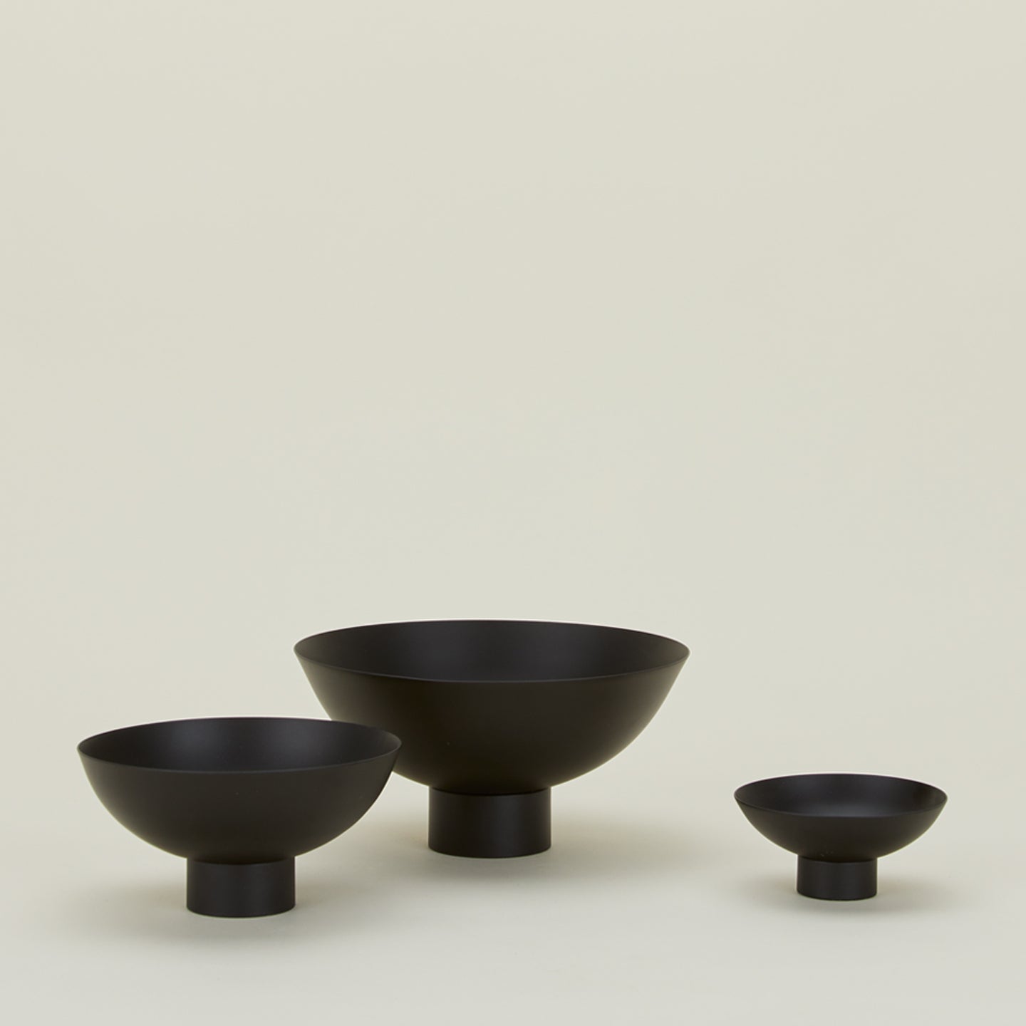 Essential footed bowl family in black