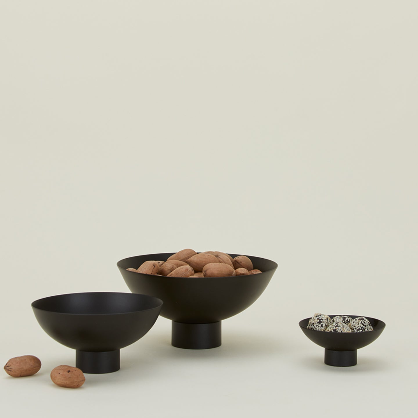 Essential footed bowl family in black