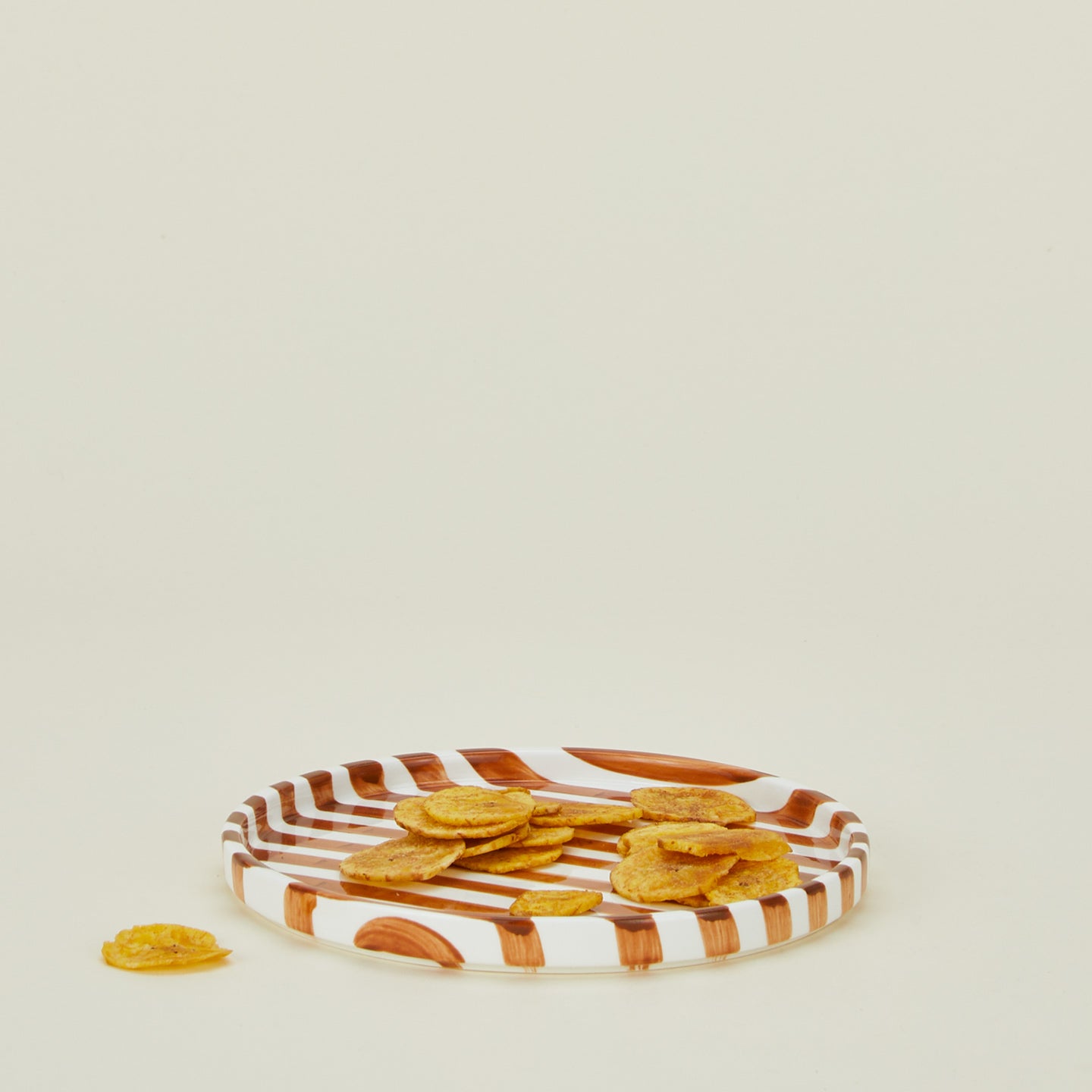 Fodory brown striped dinner plate with chips