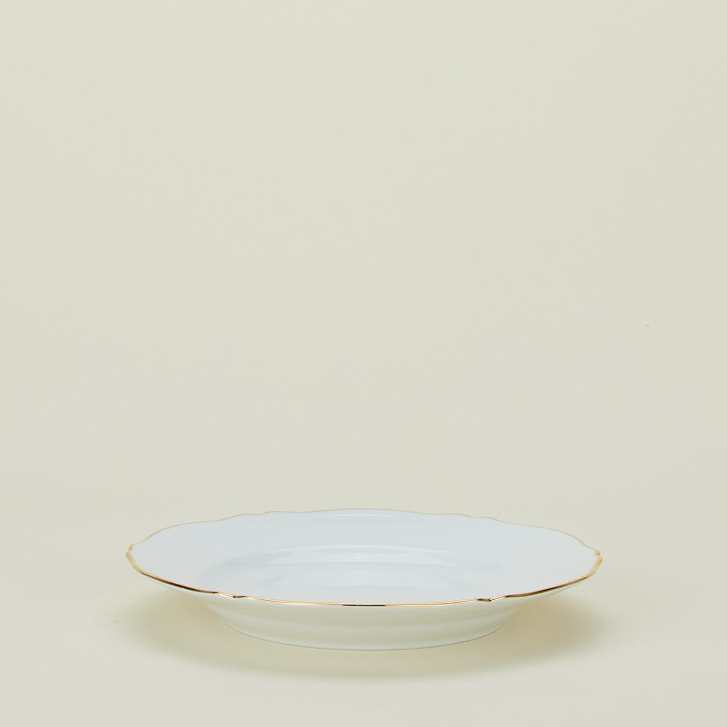 Ginori round platter in white with gold rim