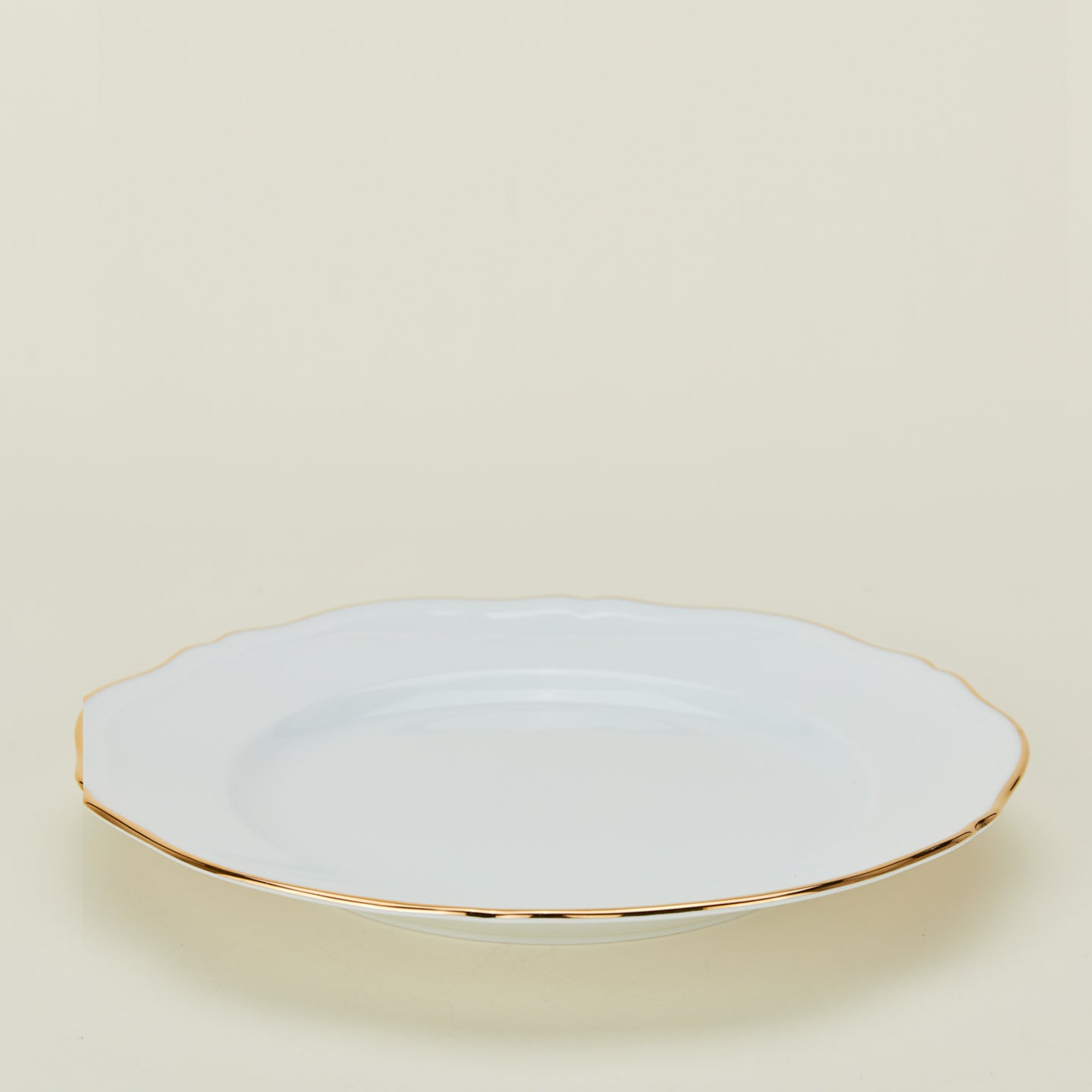 Ginori round platter in white with gold rim