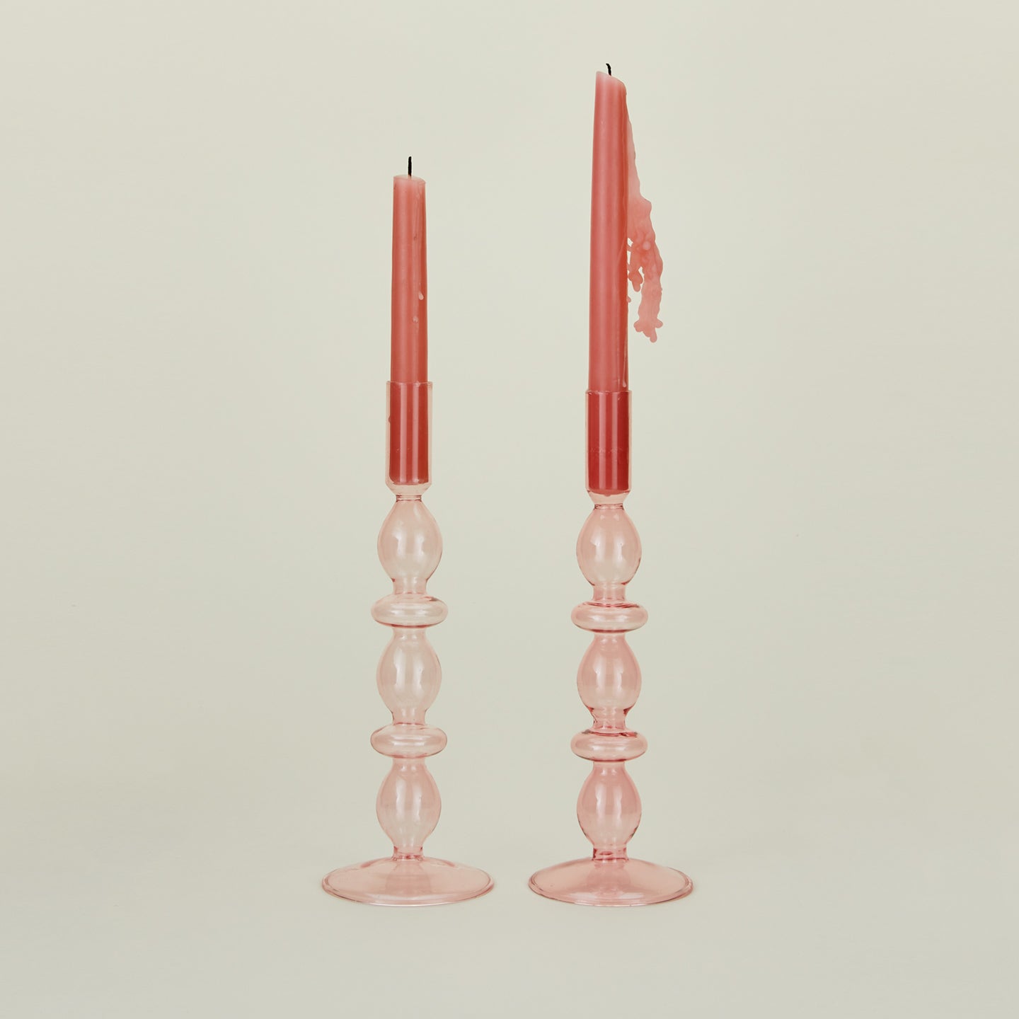 Disk candle holder in pink with tapers