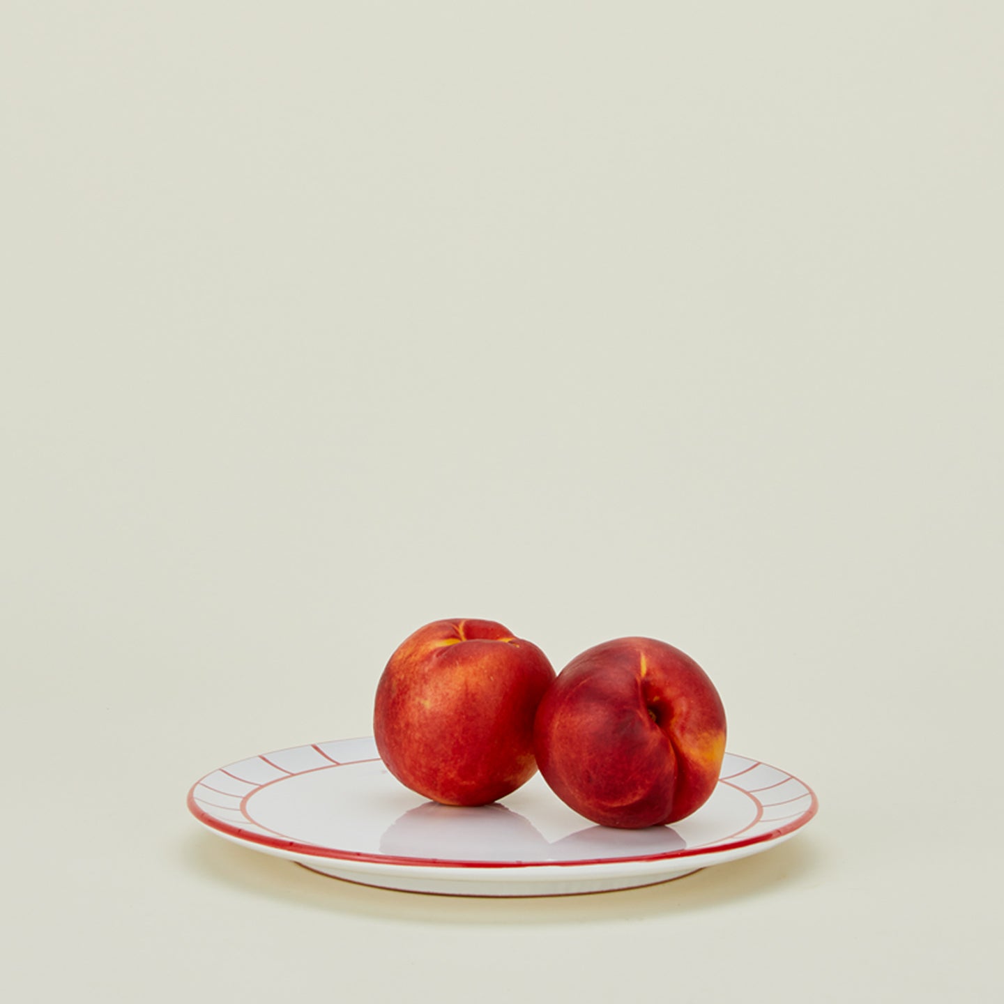 Jore Copenhagen fence edge dinner plate in white with peaches
