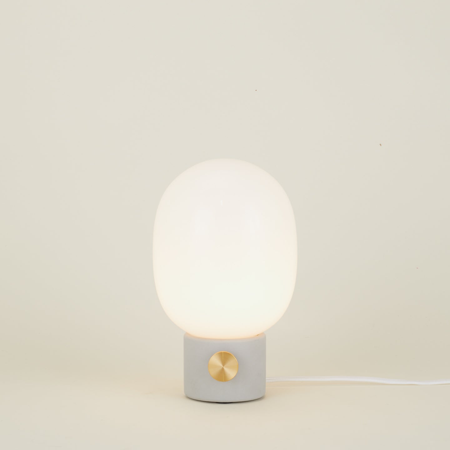 JWDA table lamp in concrete