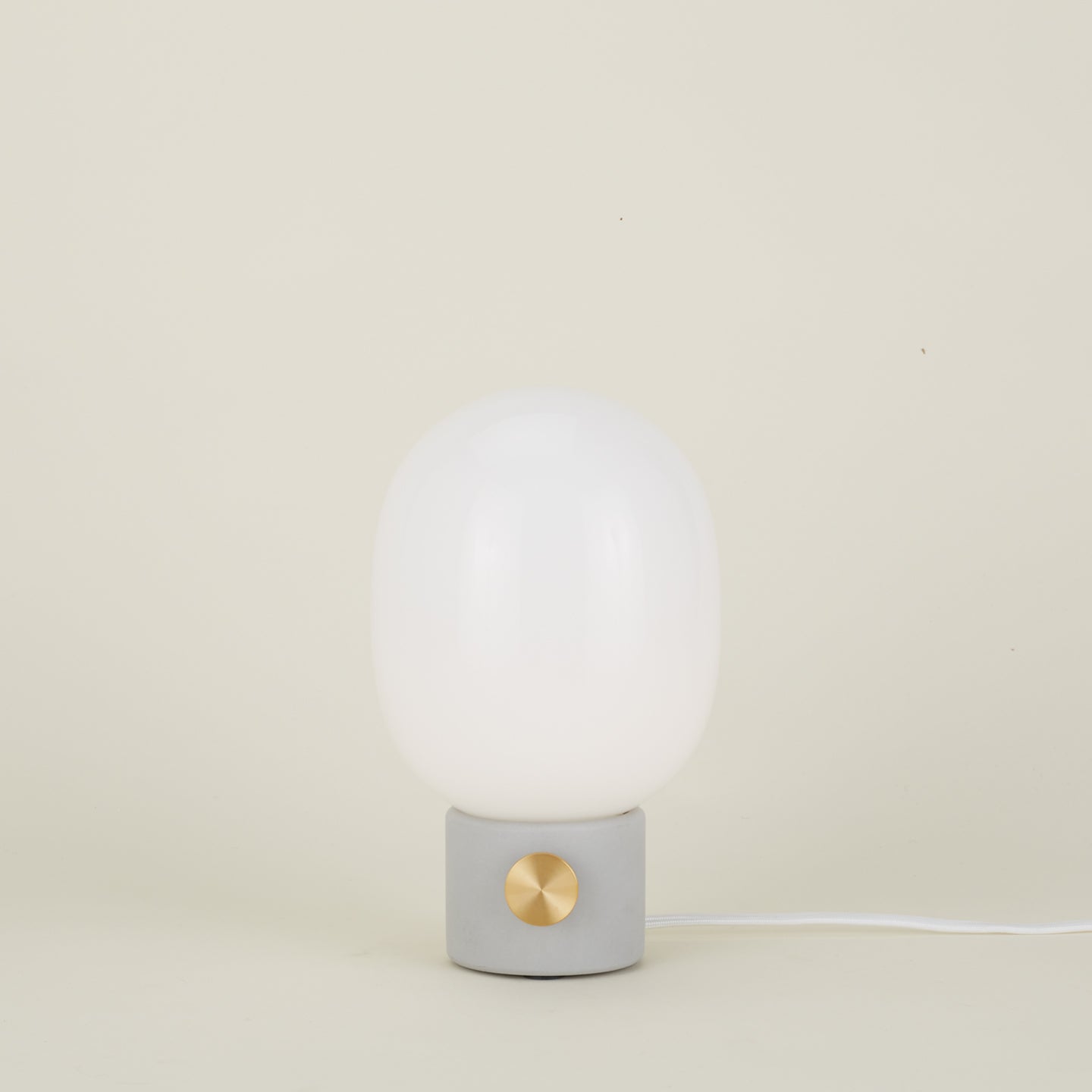 JWDA table lamp in concrete