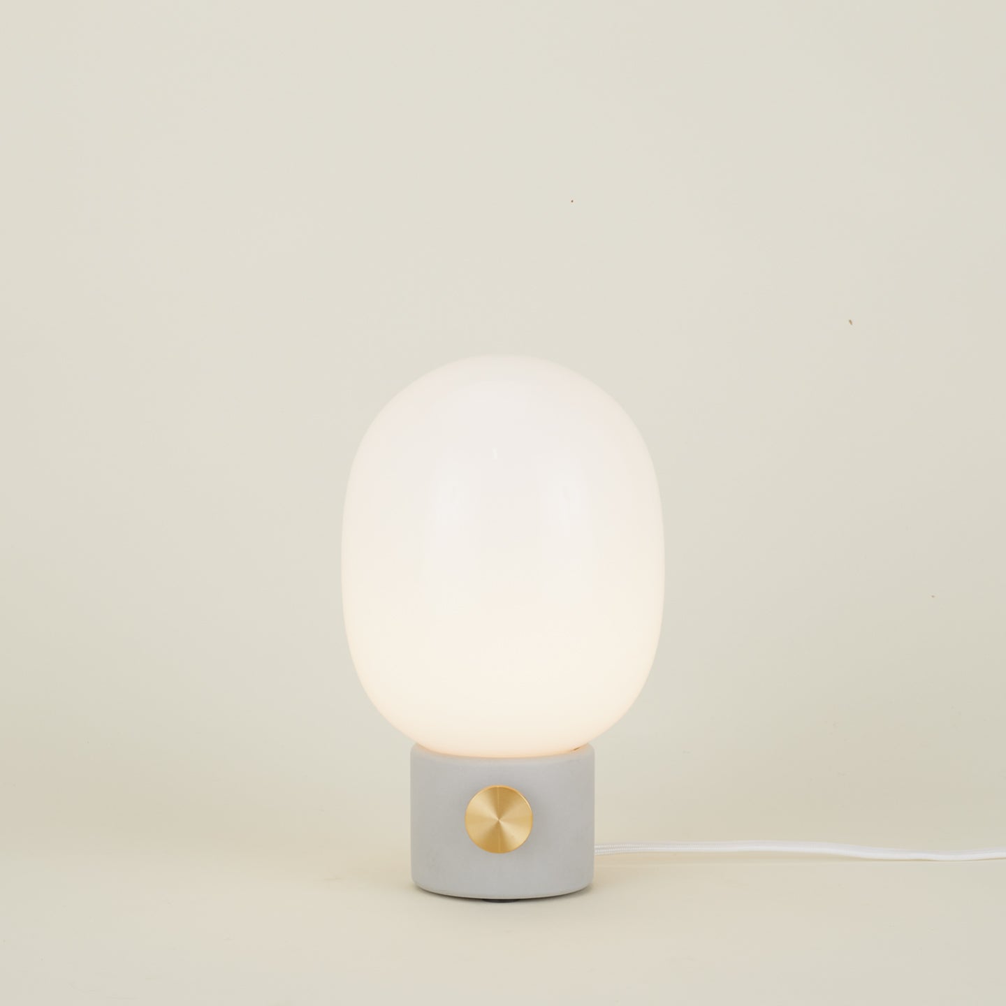 JWDA table lamp in concrete