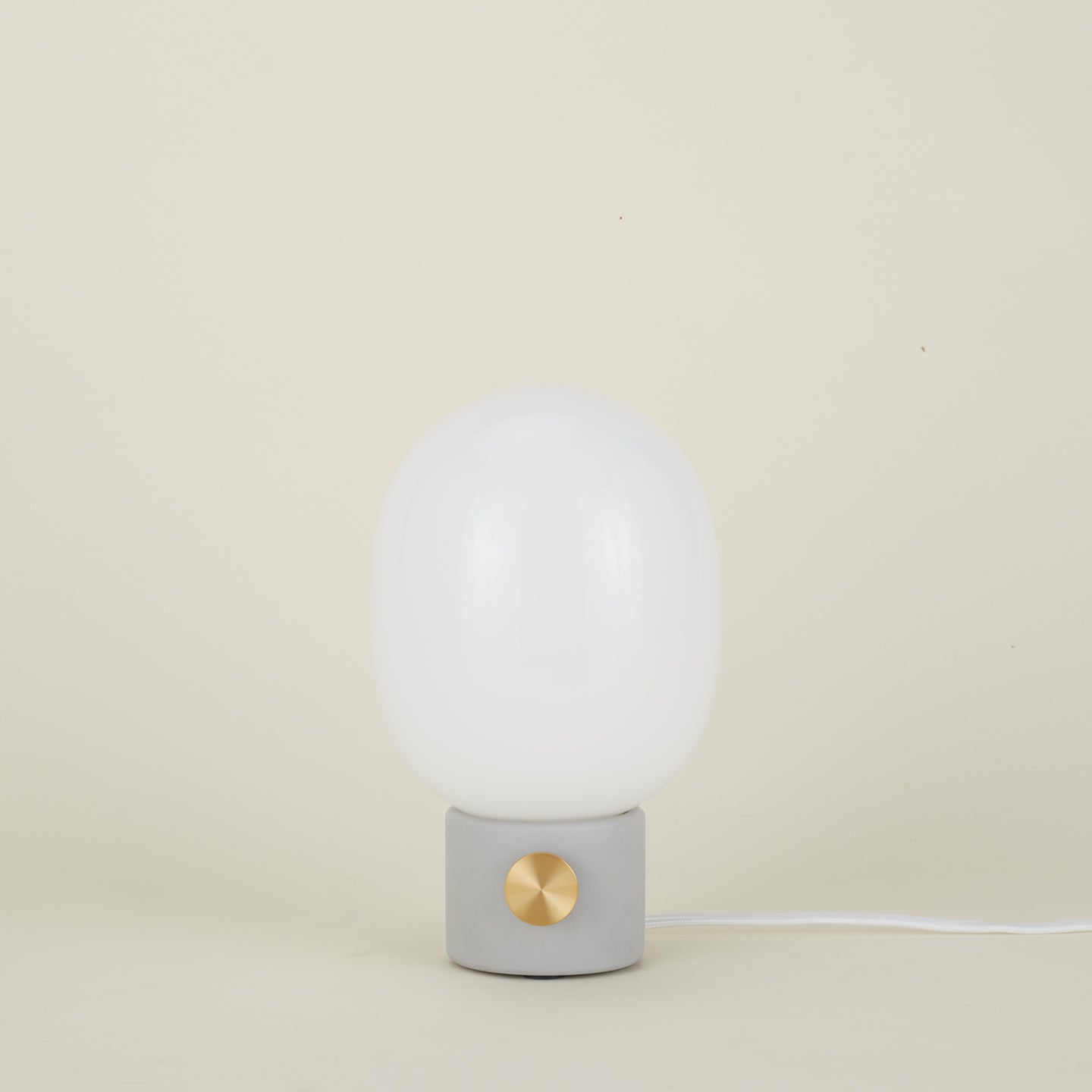 JWDA table lamp in concrete
