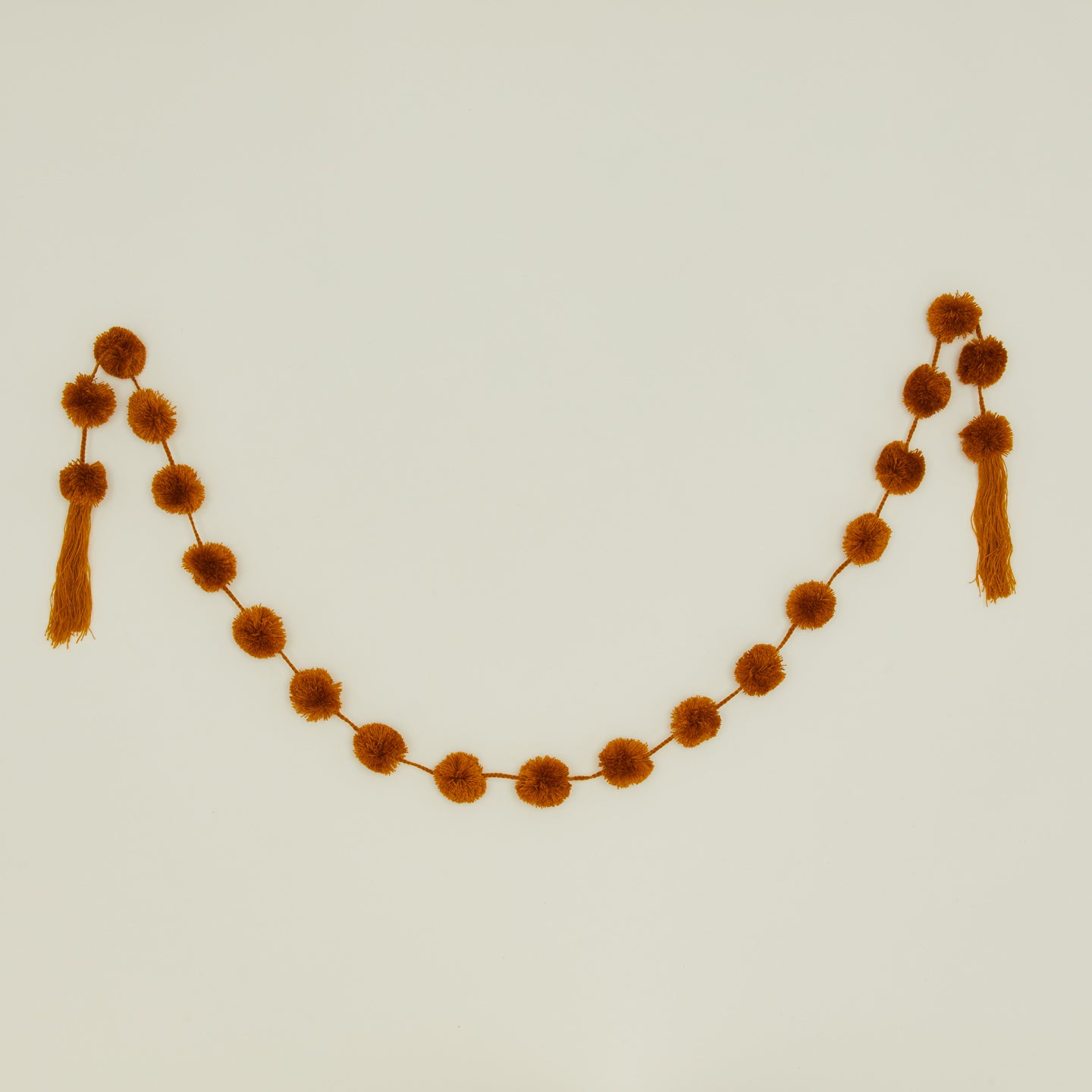 Magic pom pom garland in gold