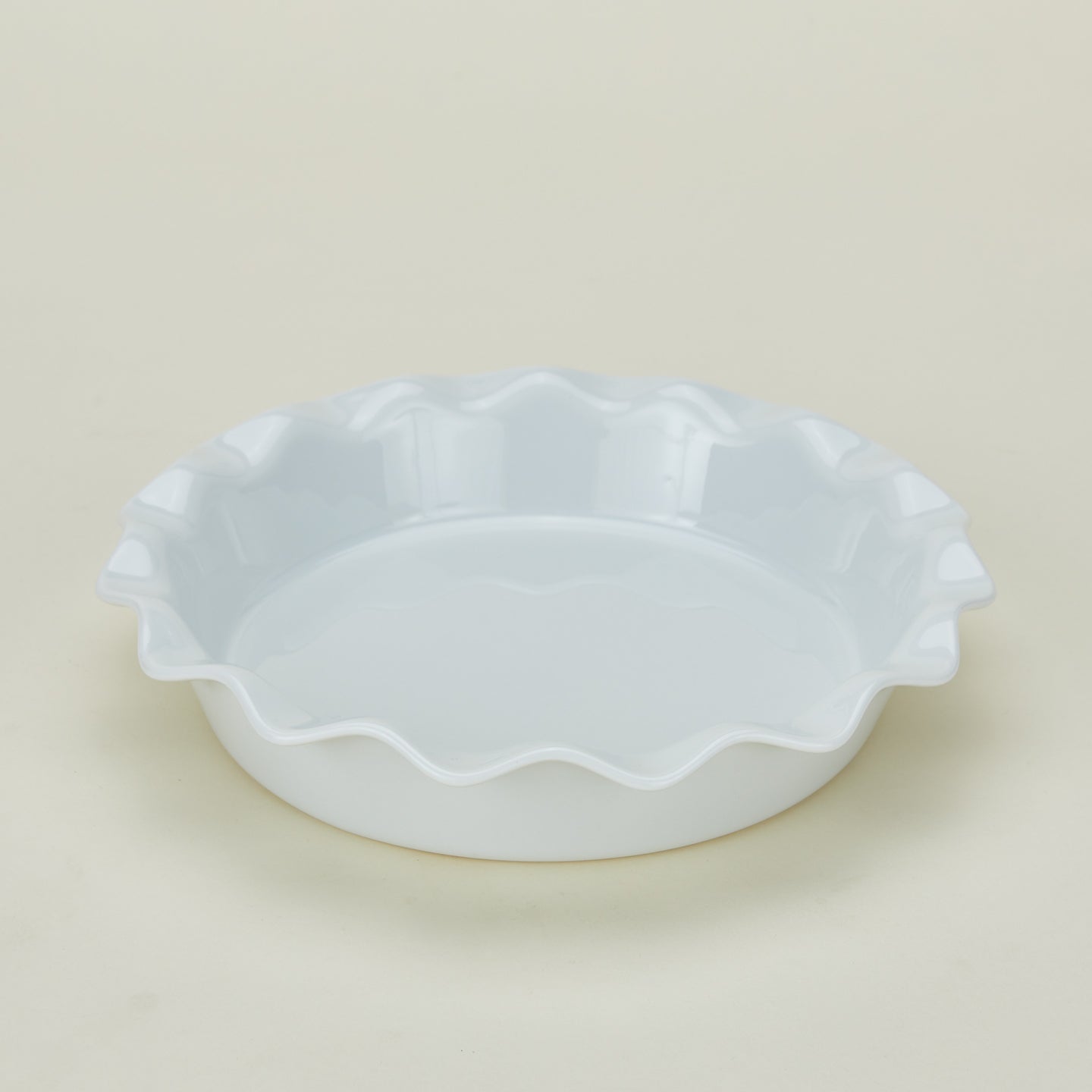 Porcelain pie dish in white