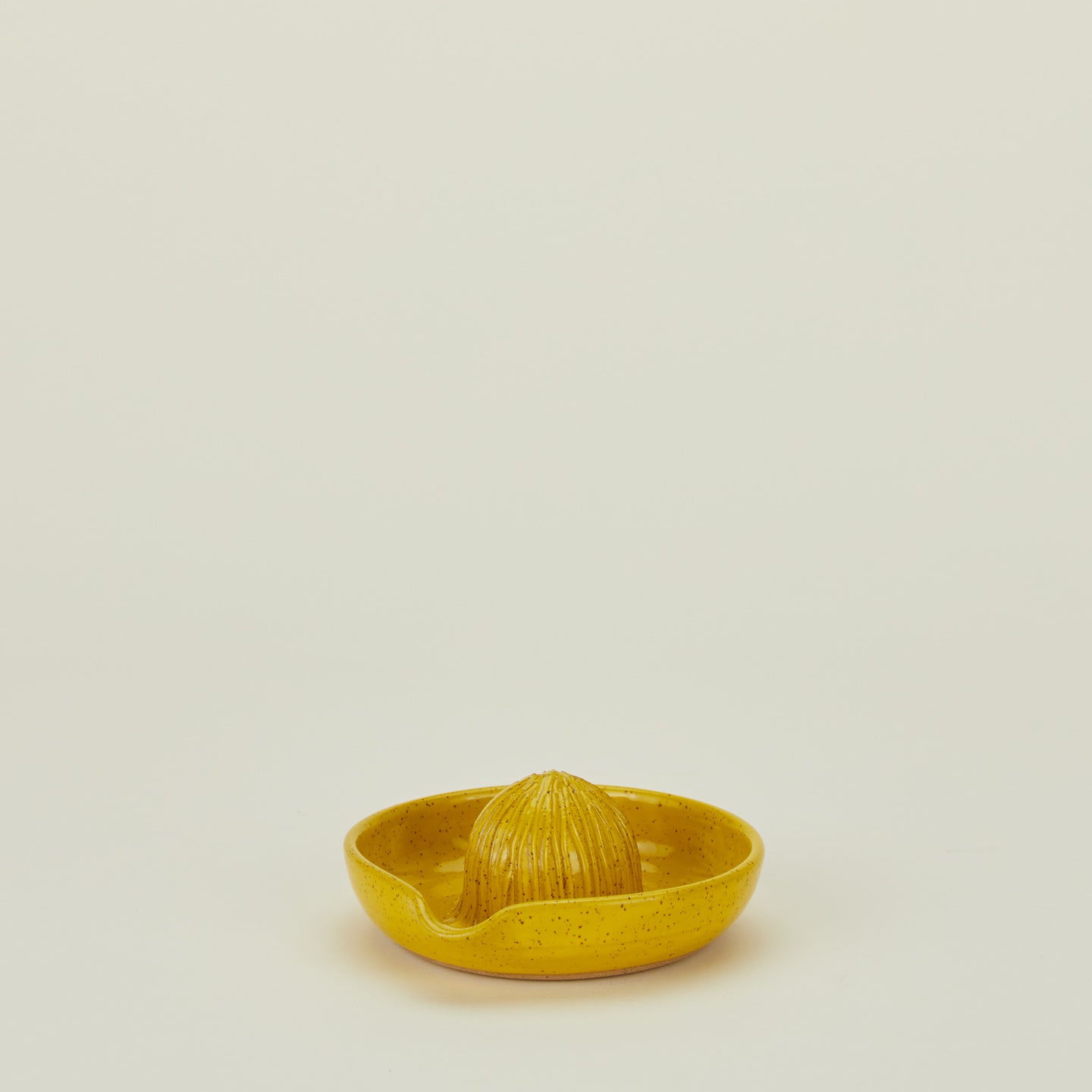 Stoneware citrus juicer in Yellow.