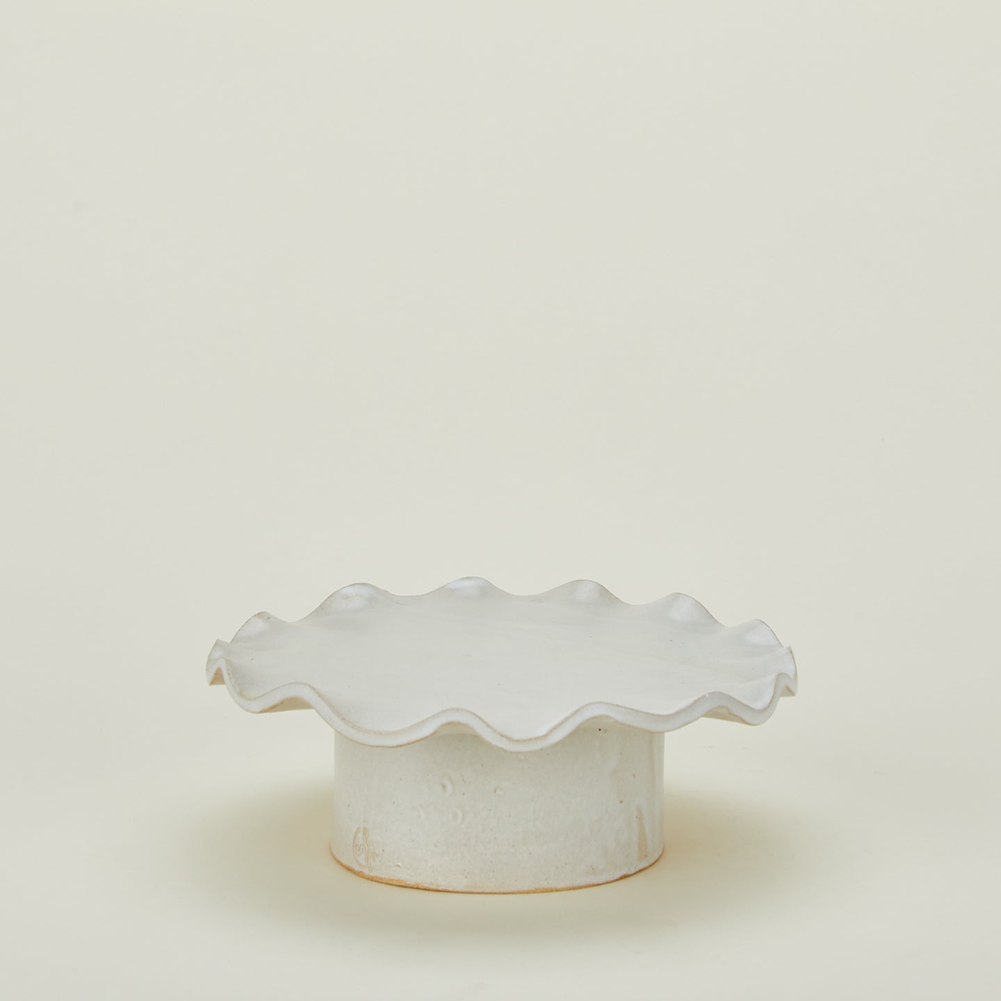 Ruffle edge pedestal
