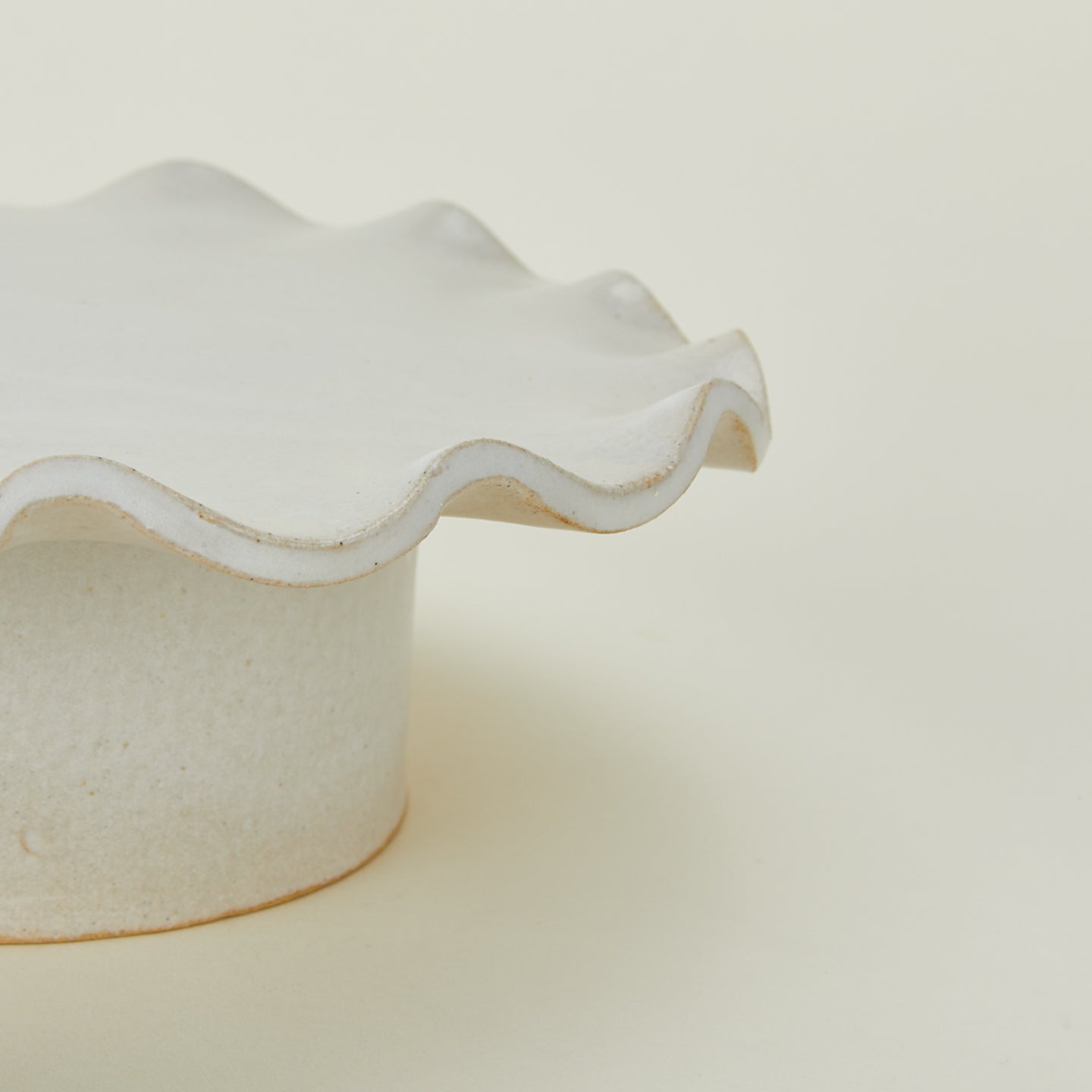 Close up view of ruffle edge pedestal