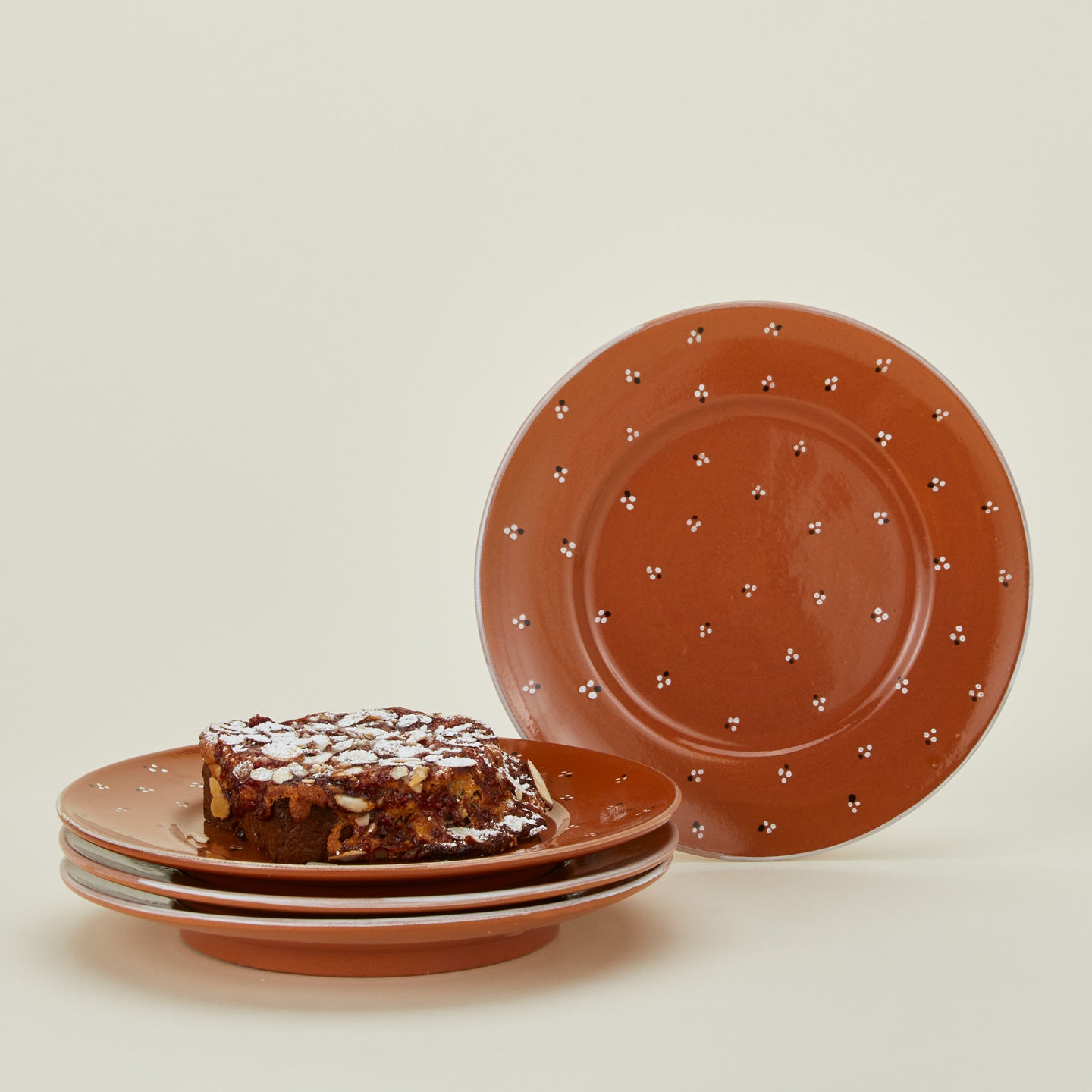Dotty dinnerplate set of 4 with cake
