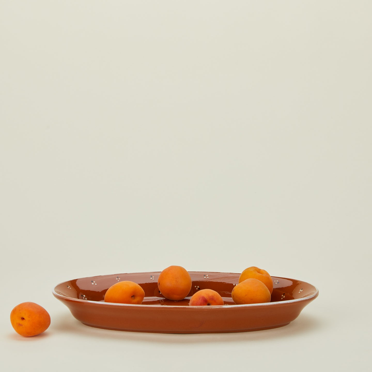 Dotty serving platter with nectarines