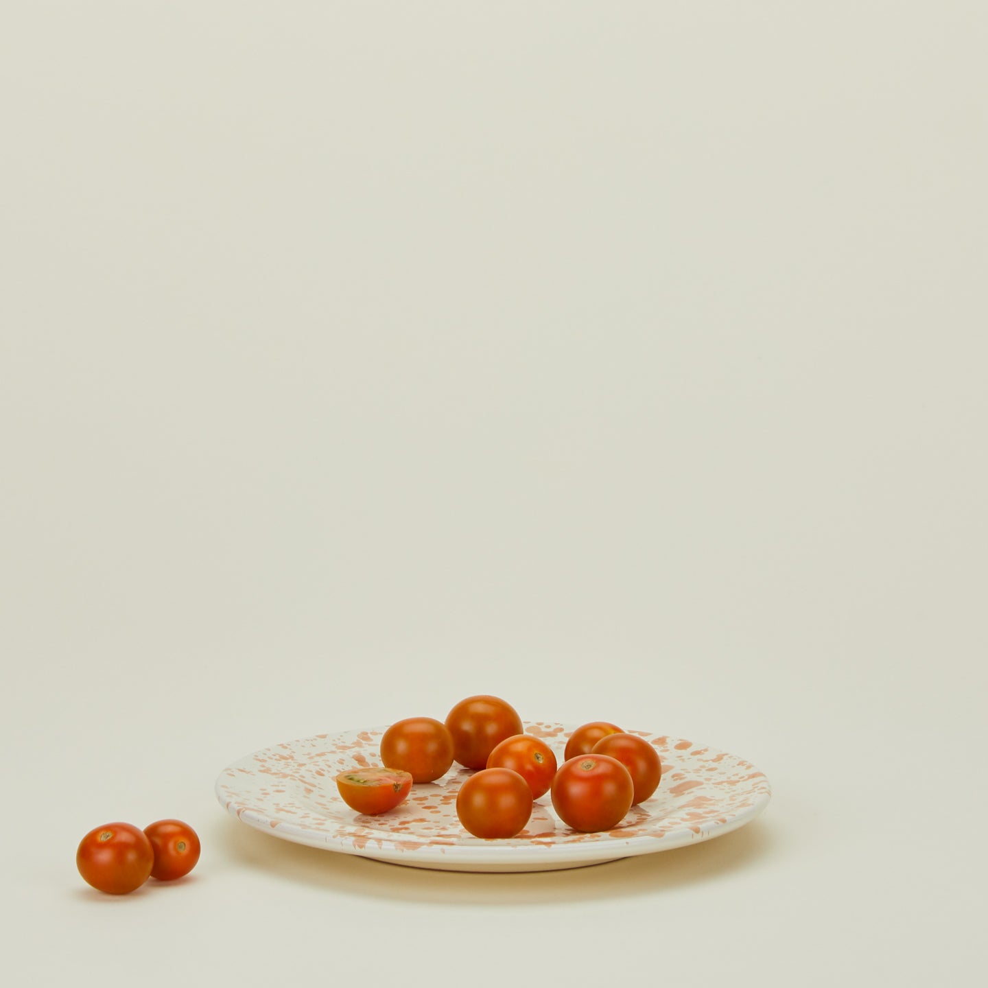Splatter salad plate in tan and ivory with tomatoes