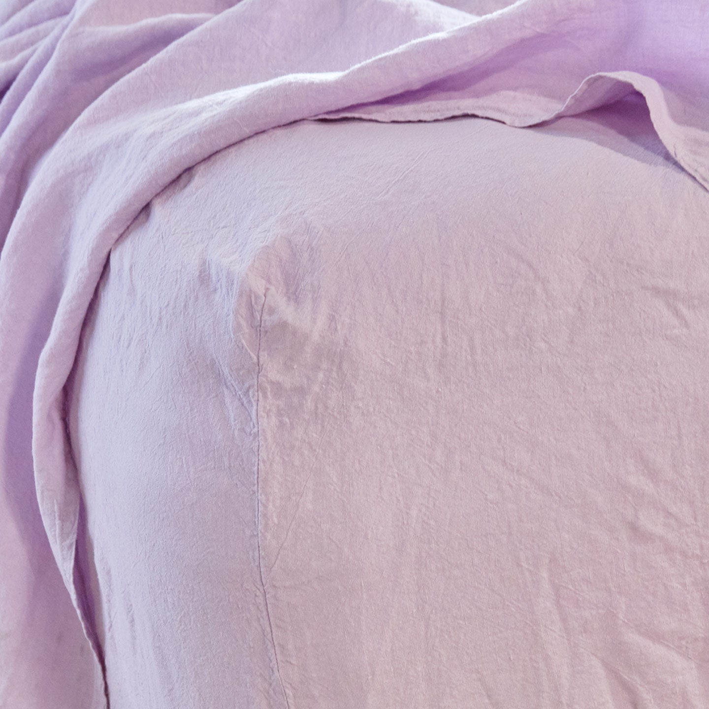 Simple linen bedding in lilac