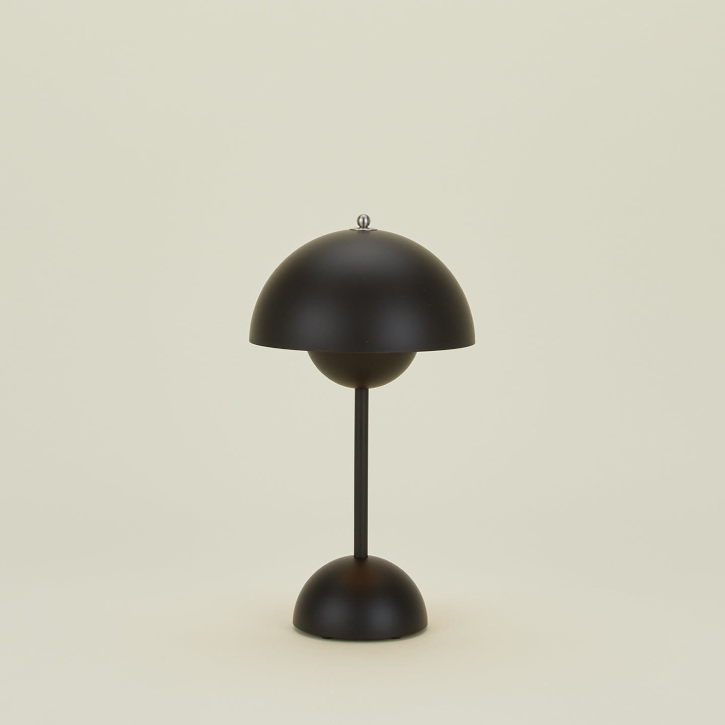 &Tradition Flowerpot Table Lamp Portable VP9 Matt Black
