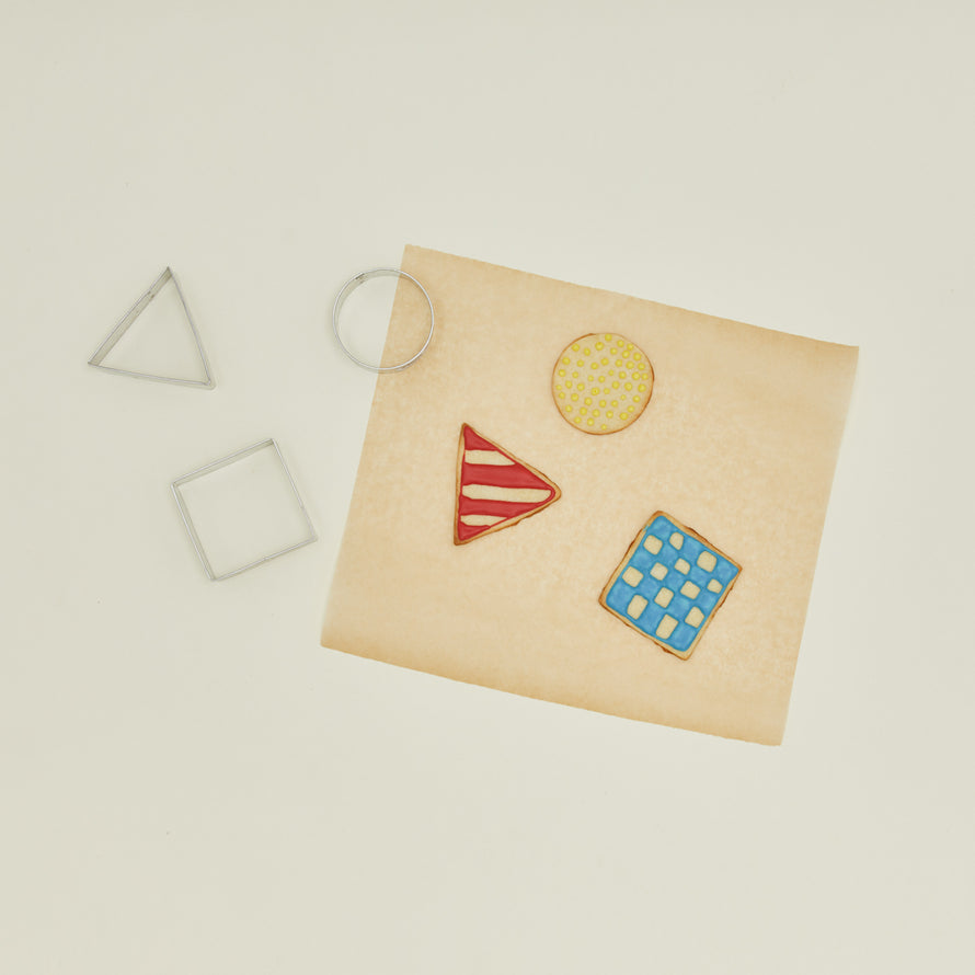 Geometric cookie cutter set with cookies