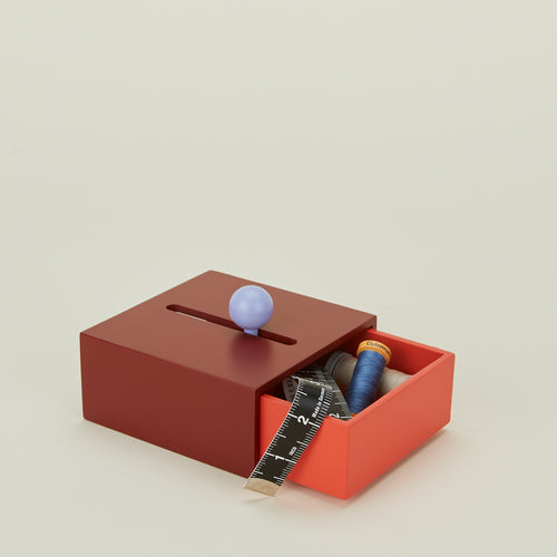 Cache box in red with sewing notions