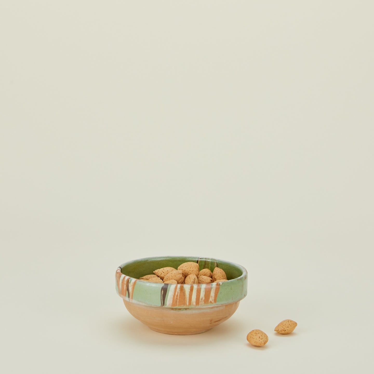 Mini marbleized glazed bowl with brazil nuts