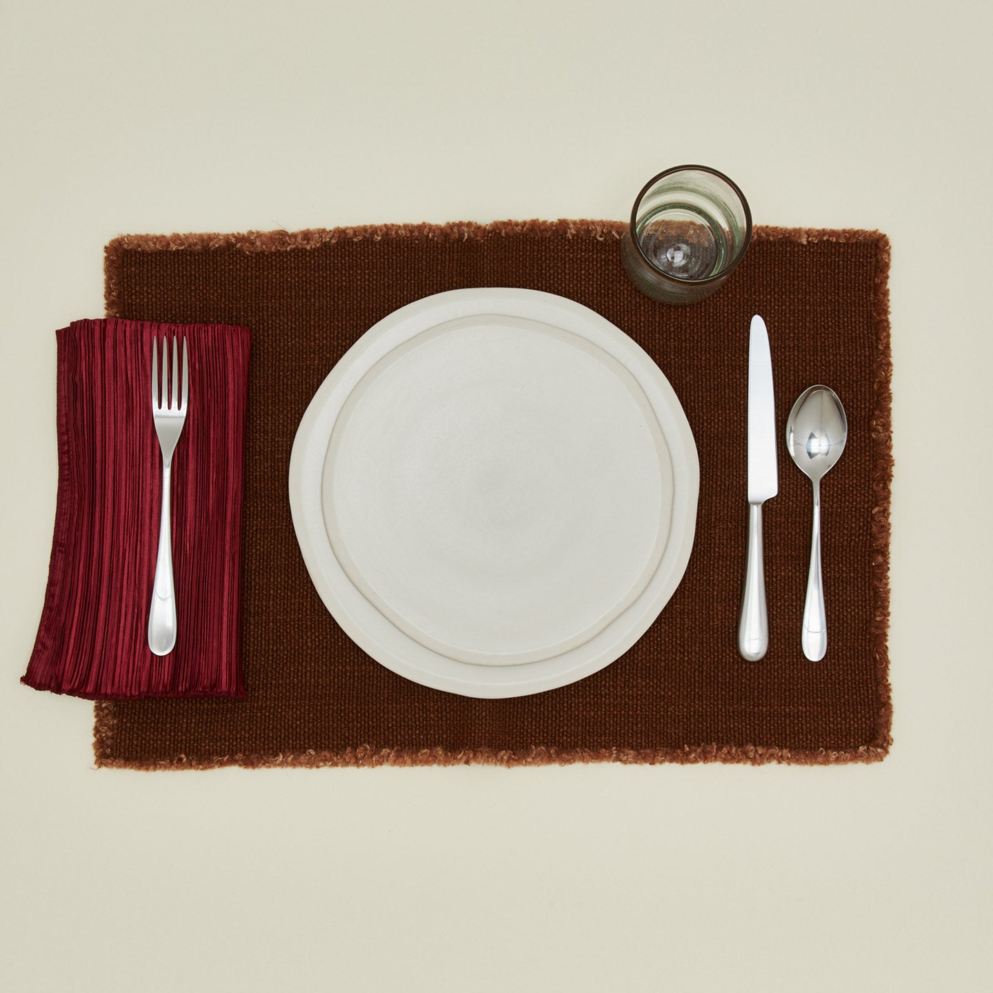 Cahaya  pleated napkin in red with place setting and placemat