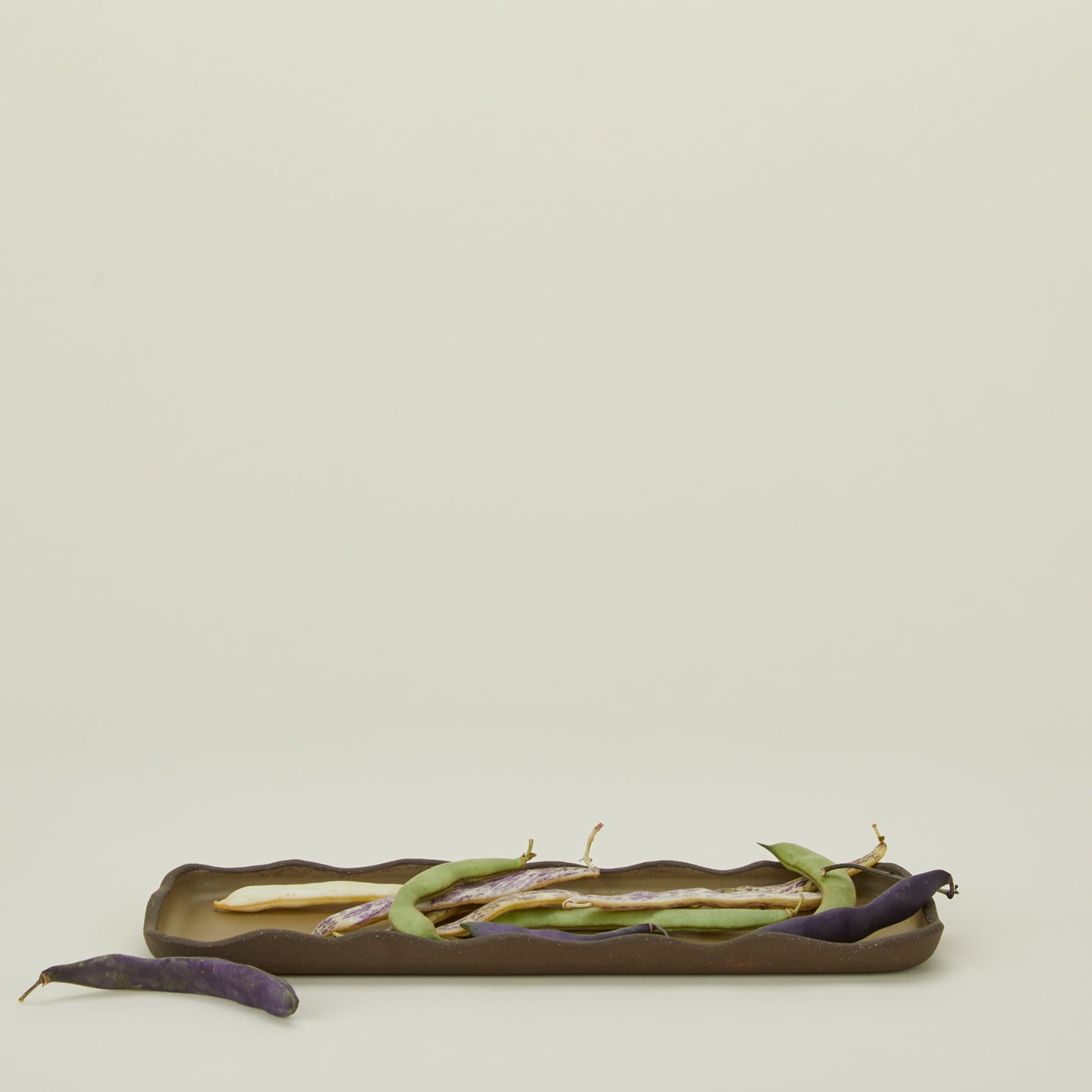 Stoneware wavy tray in olive with peas