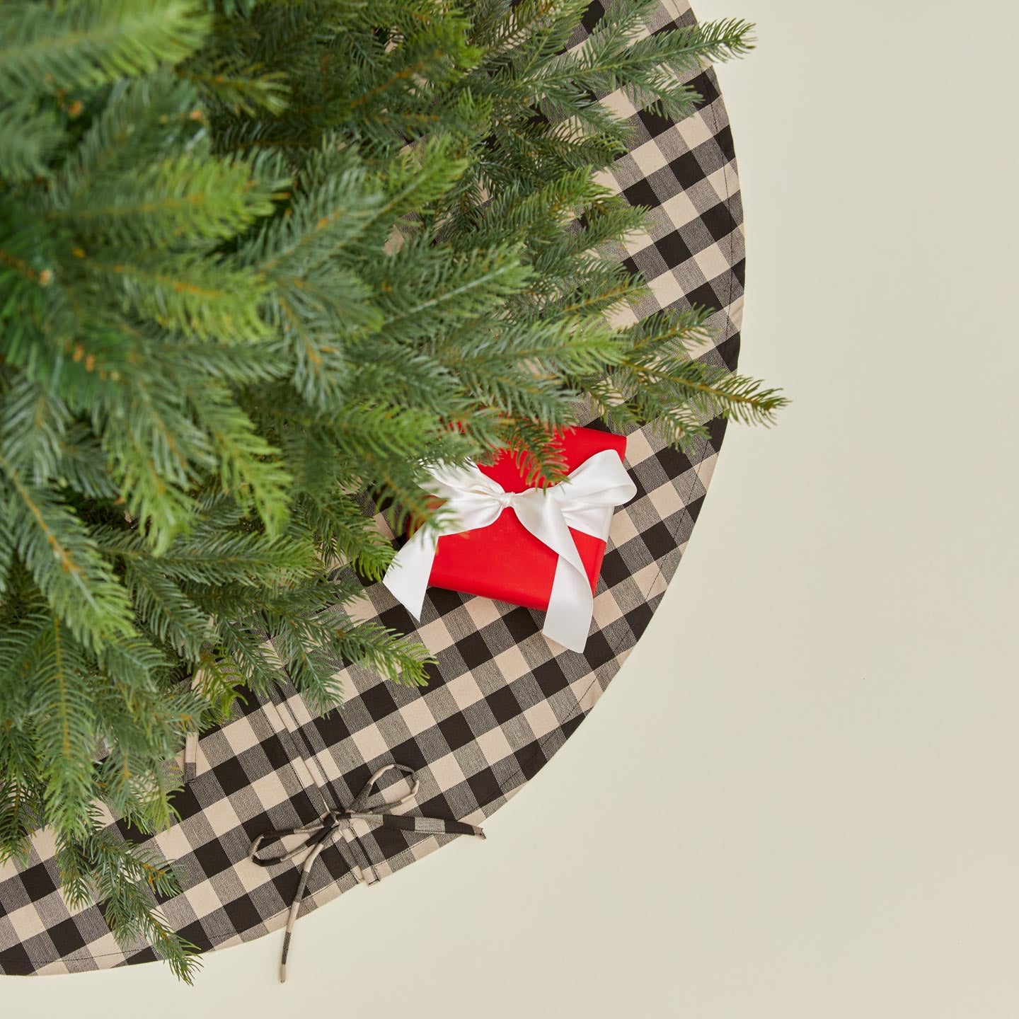 Overhead view of Essential GIngham Tree Skirt - Light Grey/Black with tree