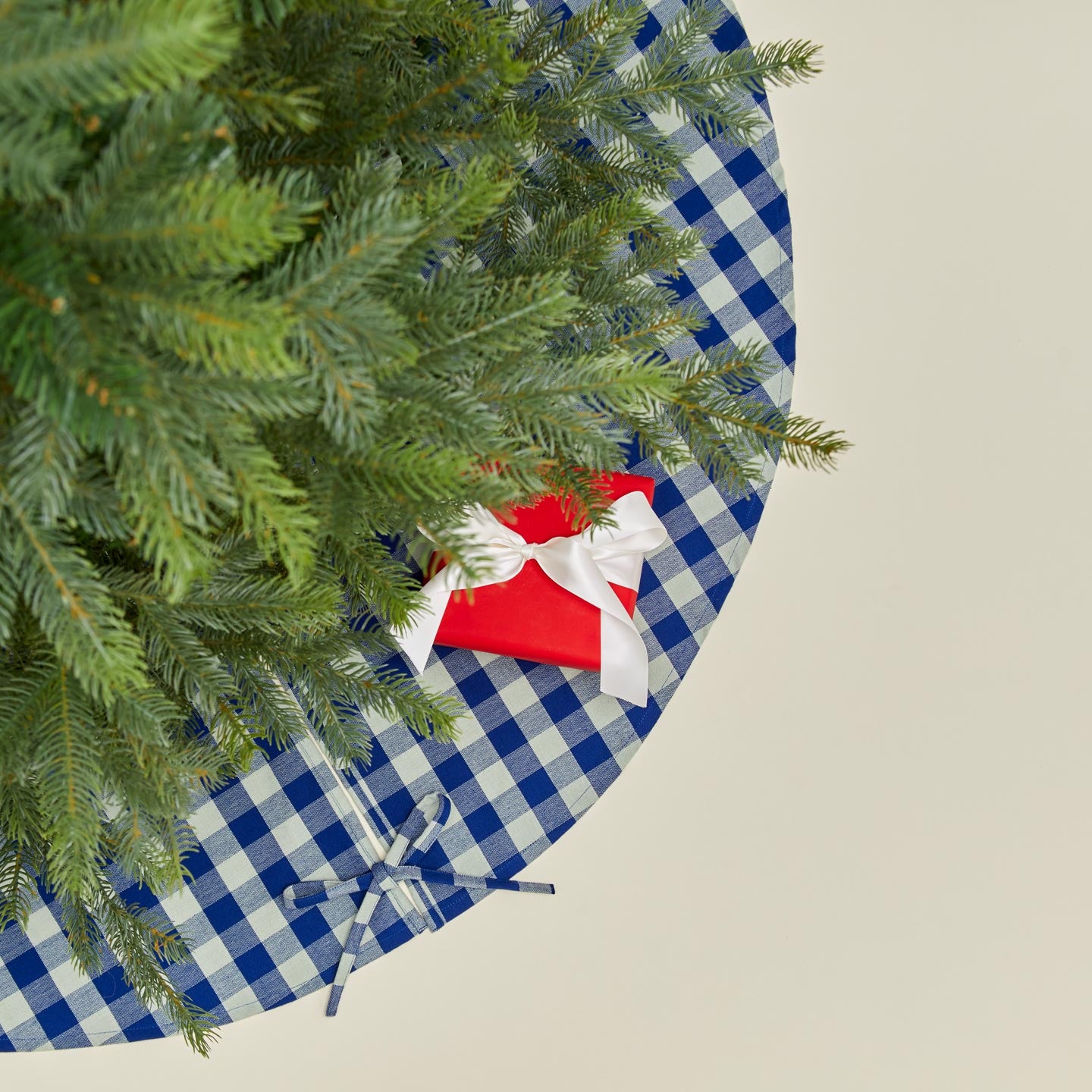 Overhead view of Essential GIngham Tree Skirt - Sky/Blue with tree