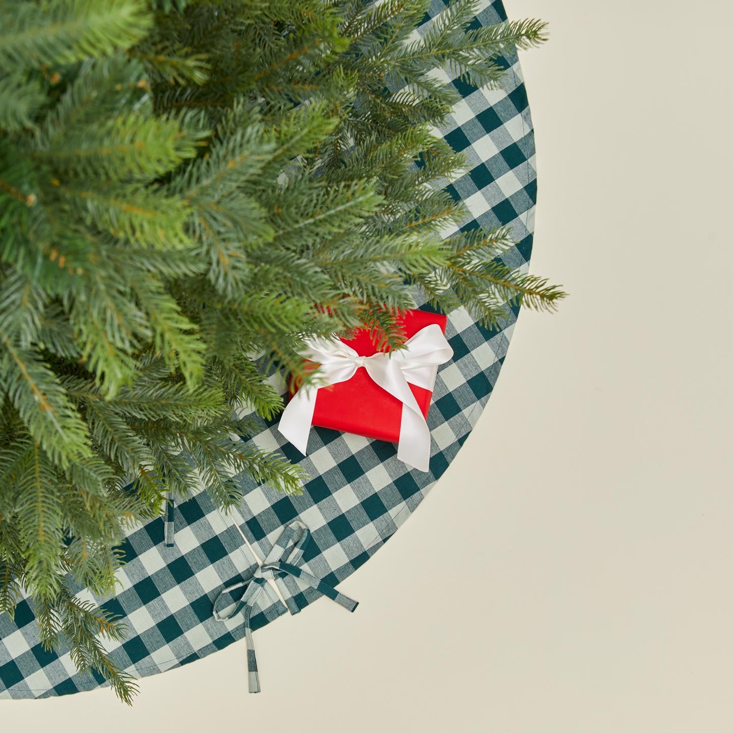 Overhead view of Essential GIngham Tree Skirt - Sky/Peacock with tree