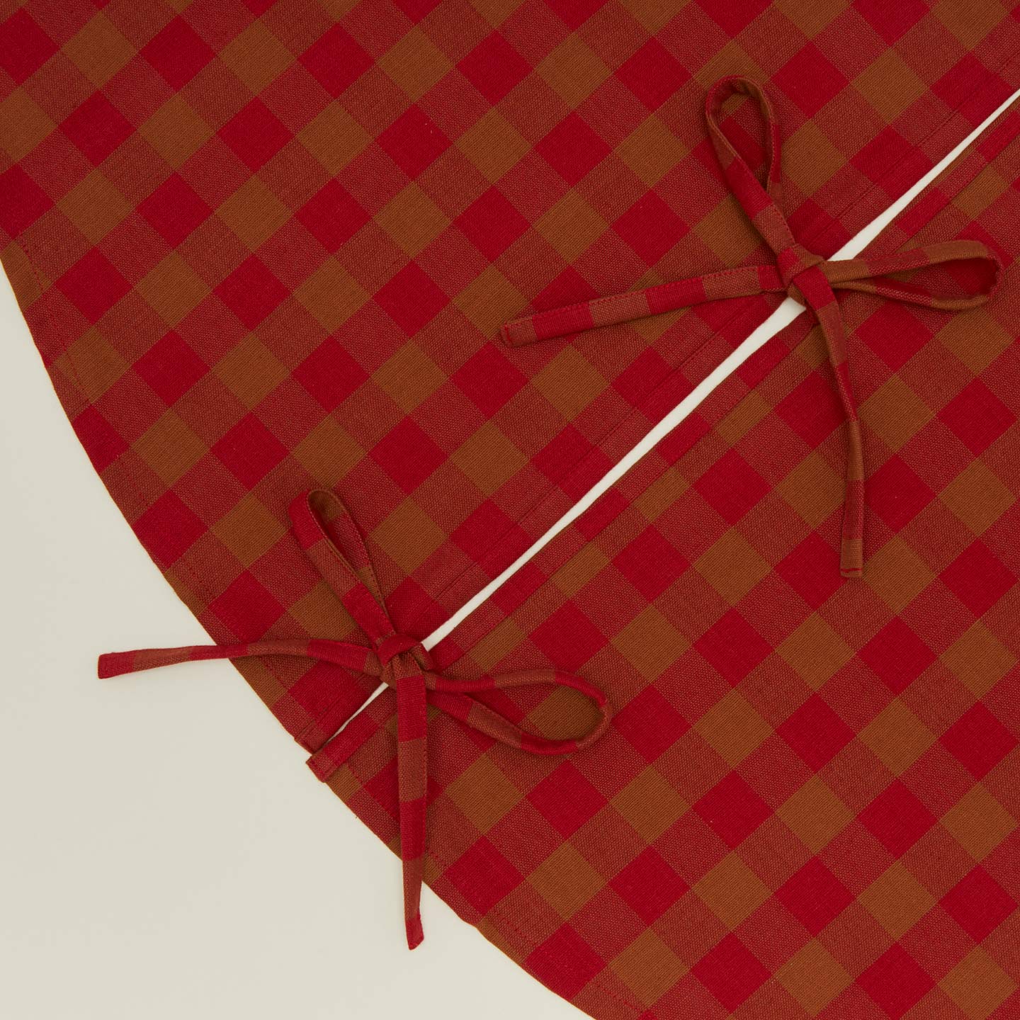 Detailed view of Essential GIngham Tree Skirt - Terracotta/Red