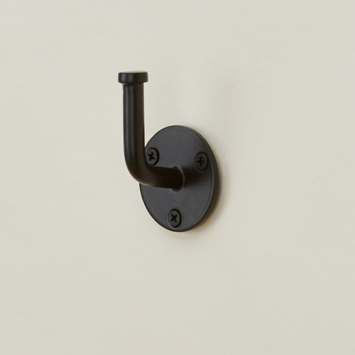 Essential hook in black
