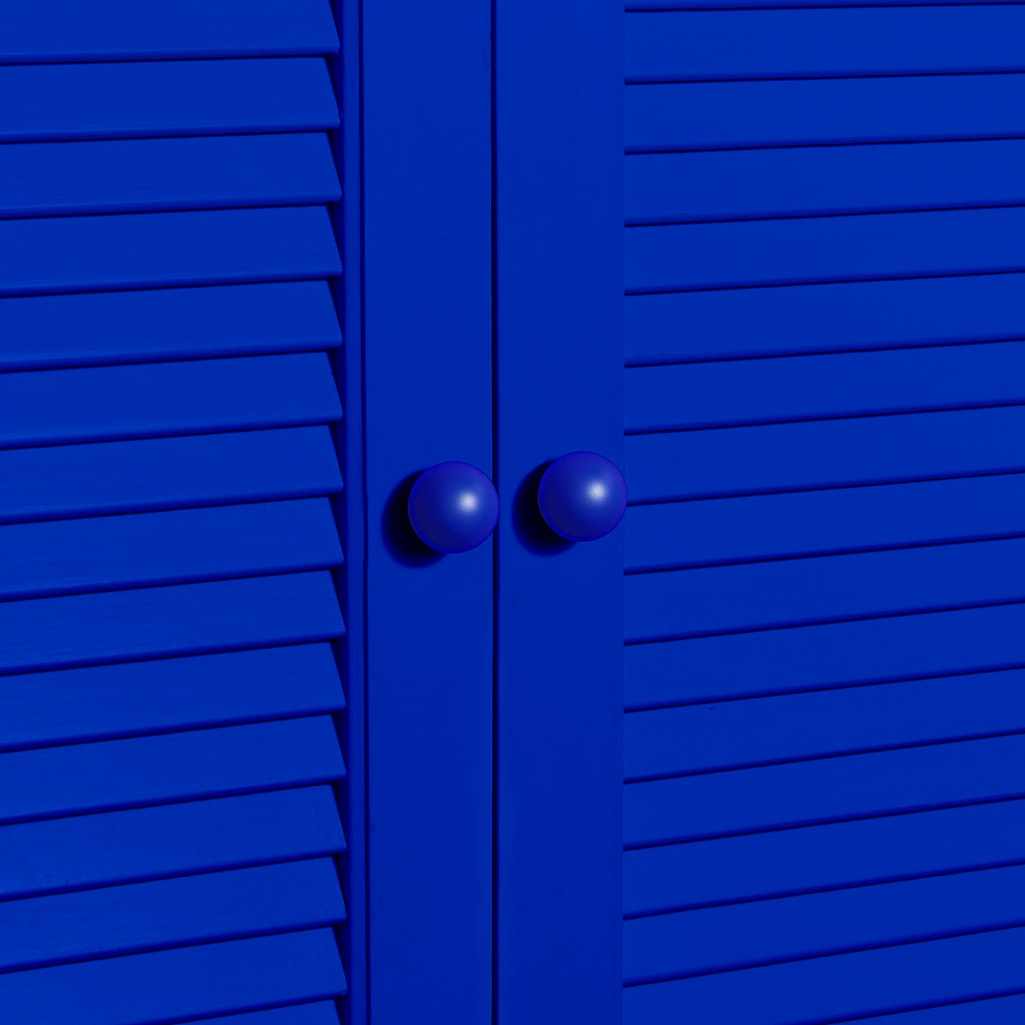 Small sphere knobs in klein blue on cabinet doors