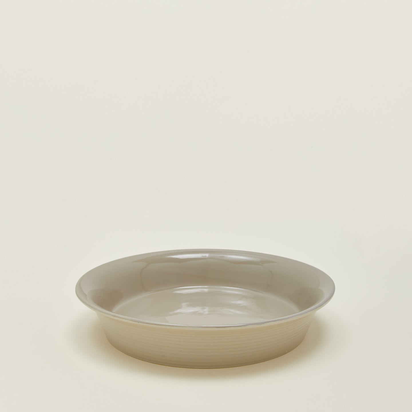 Essential pie dish in light grey