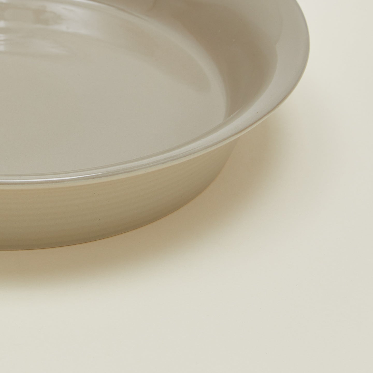 Close up view Essential pie dish in light grey