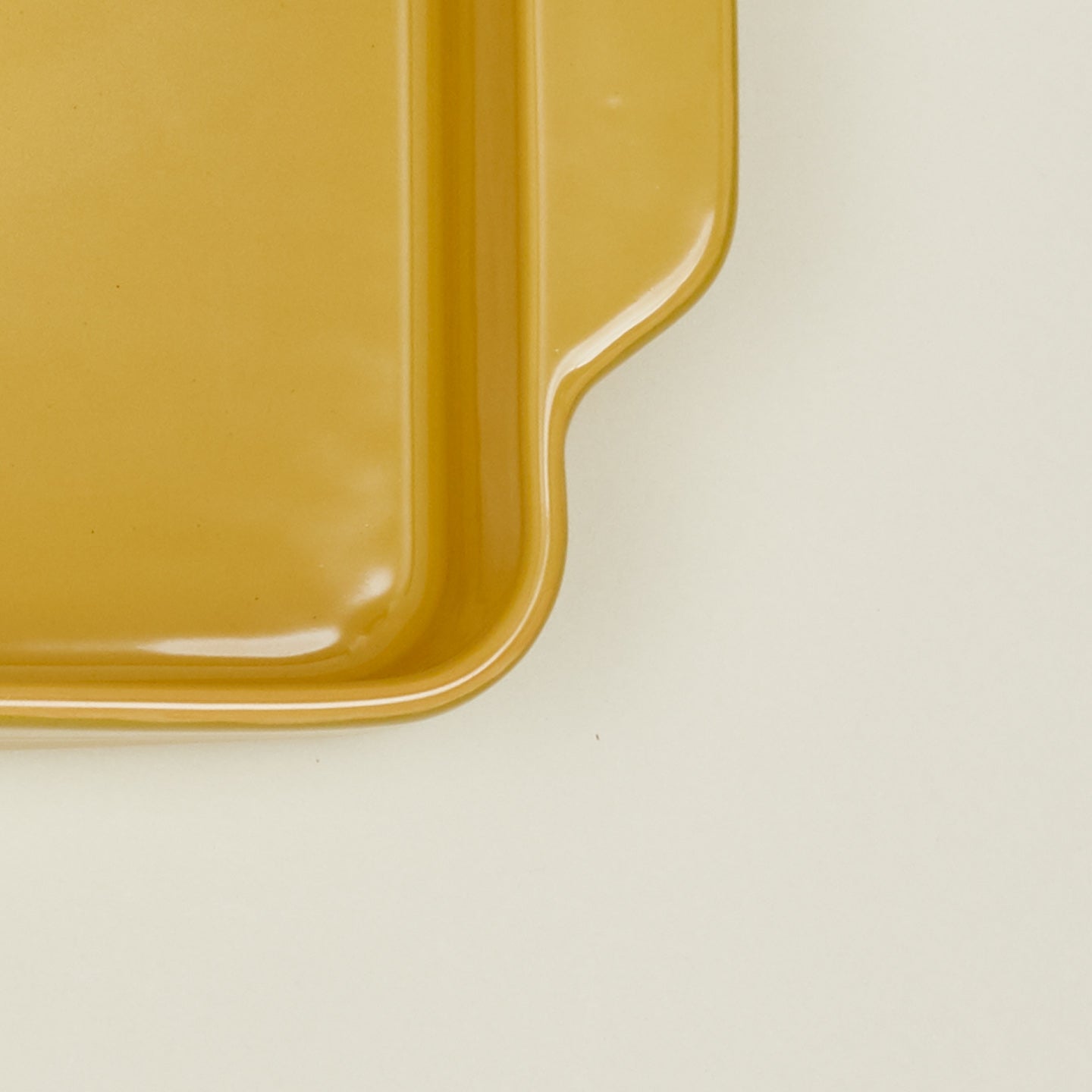 Detailed view of 9" x 13" bakeware in mustard