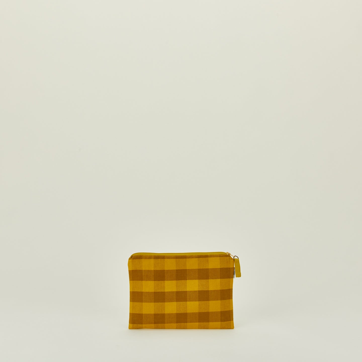 Small essential gingham pouch in mustard and bronze
