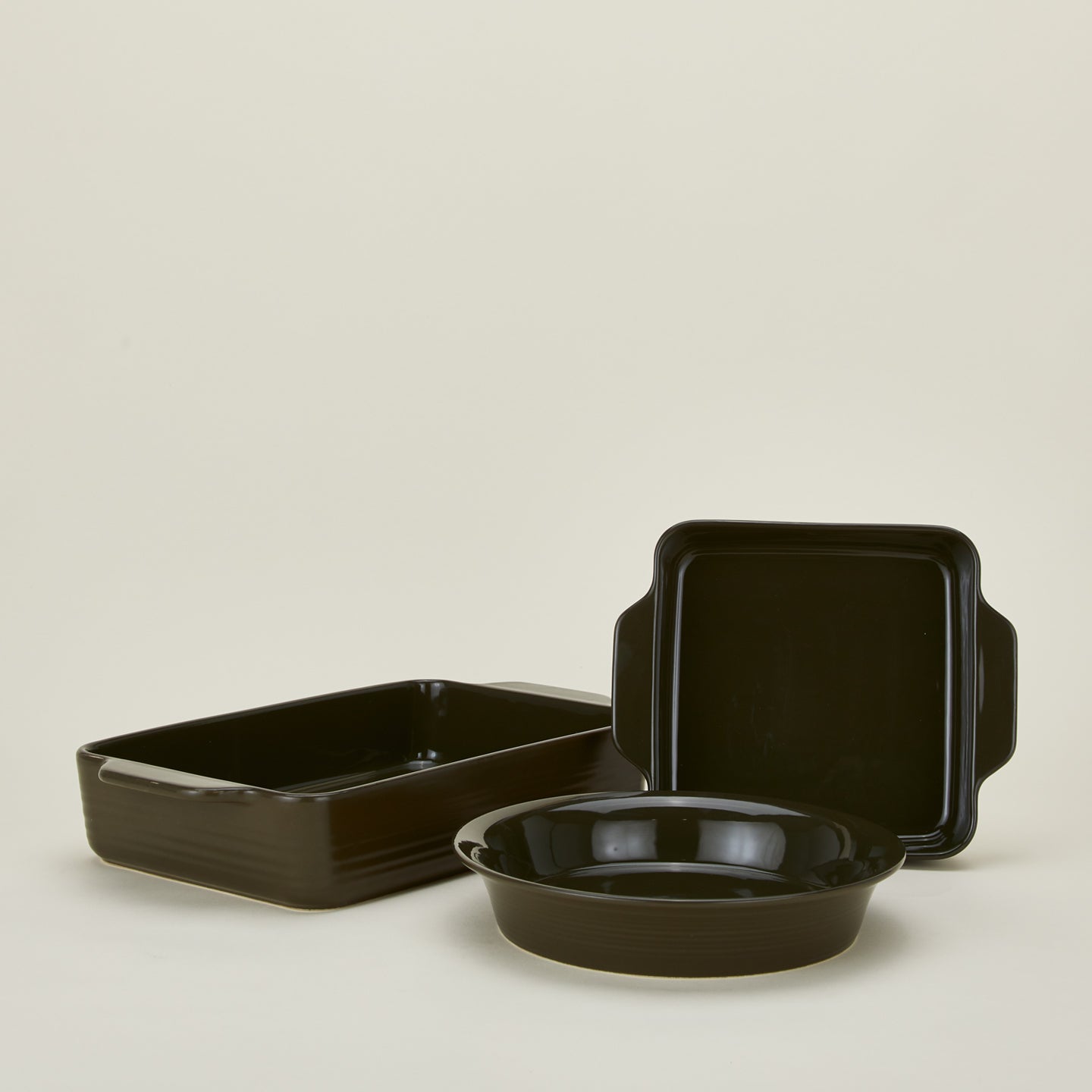 Essential bakeware family in olive