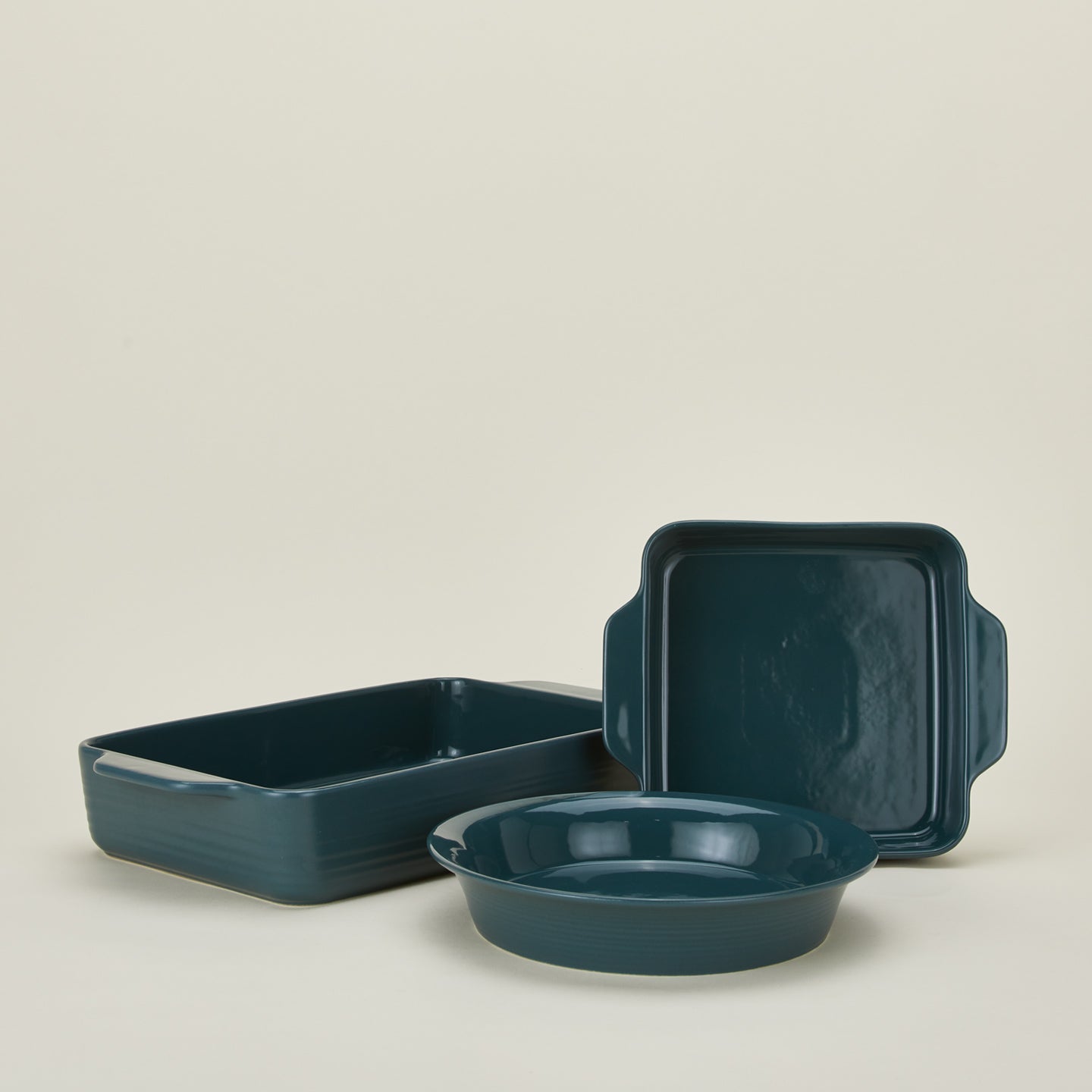 Essential bakeware family in peacock