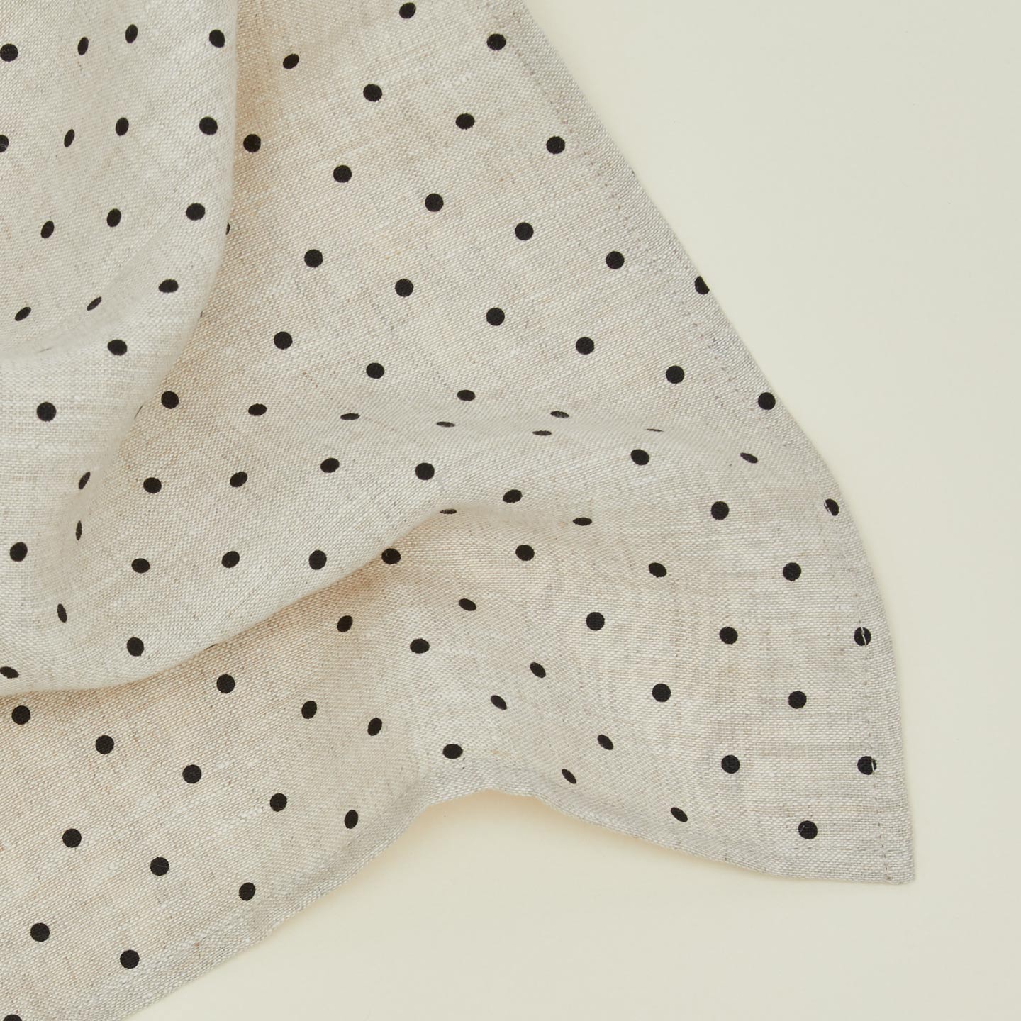 Detailed view of Fog linen flax and black dot linen napkin