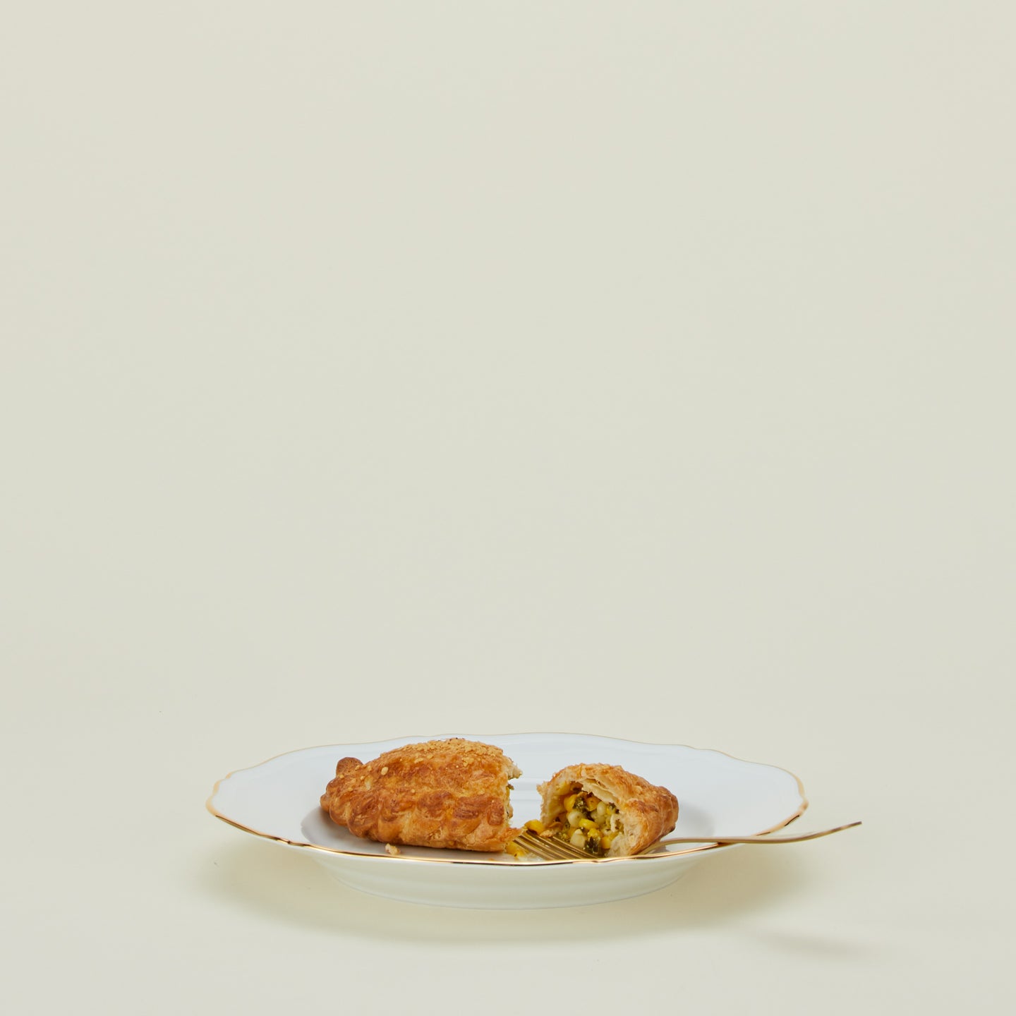 Corona Dinner Plate - Oro Brillante – Hawkins New York