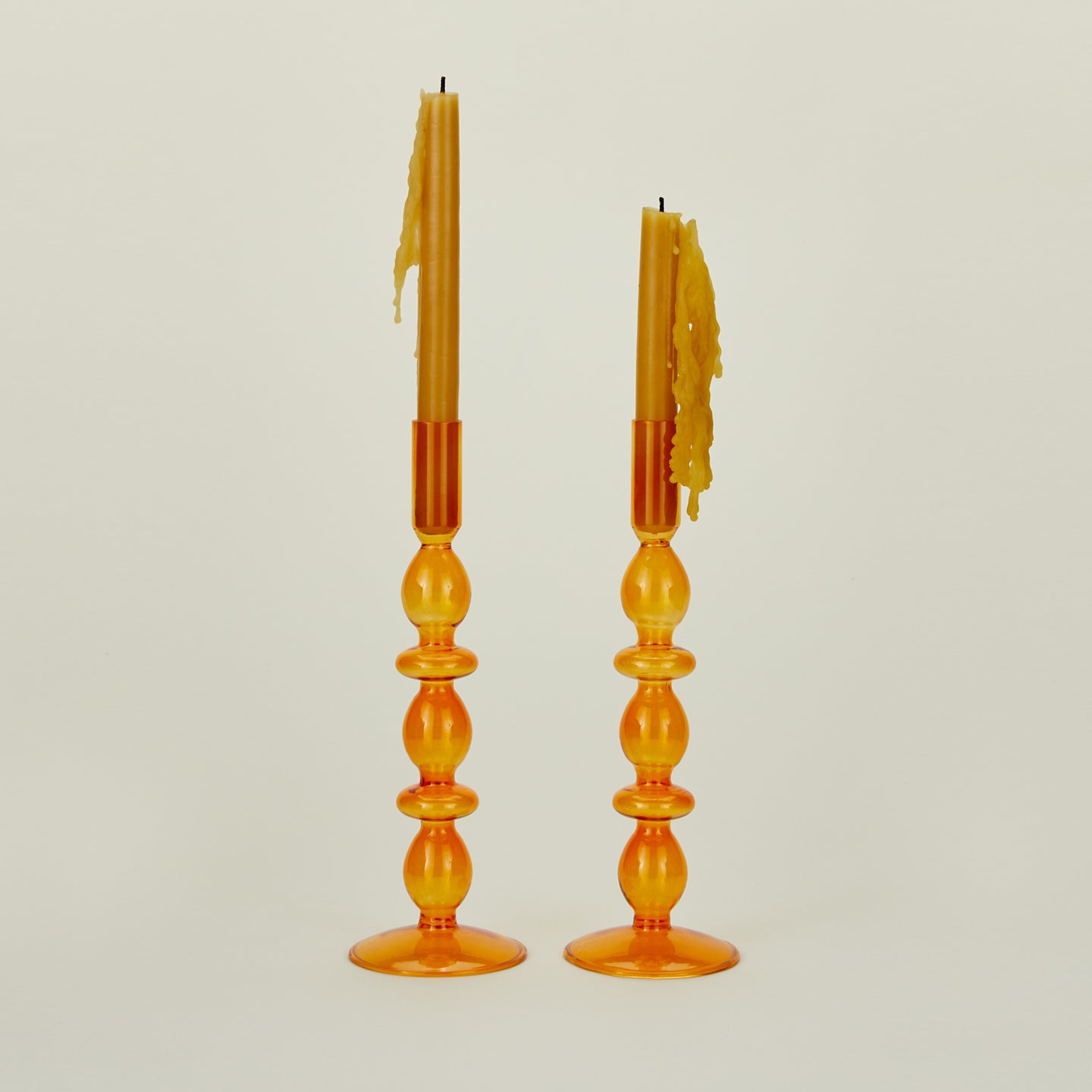 Disk candle holder in amber with tapers