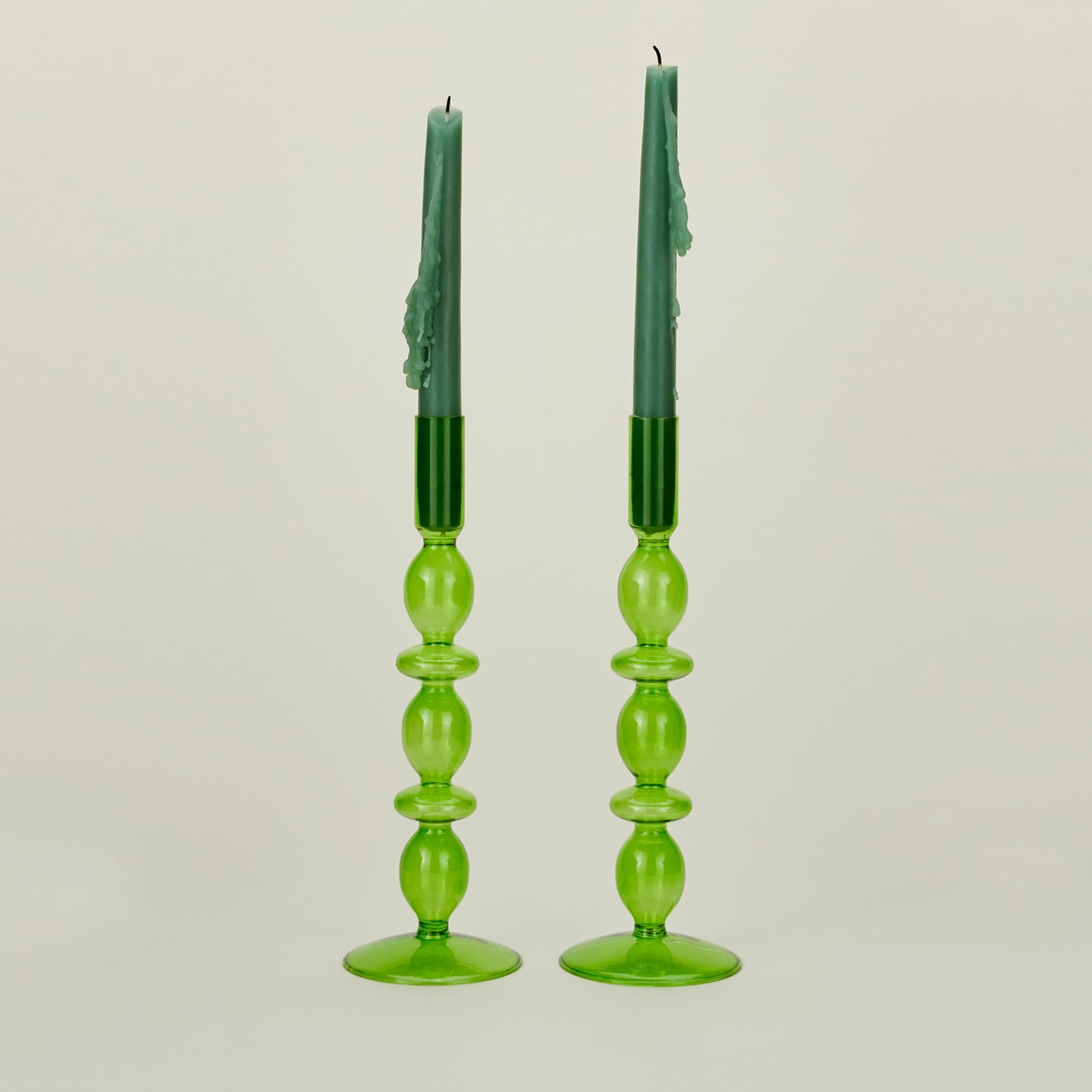 Disk candle holder in green with tapers