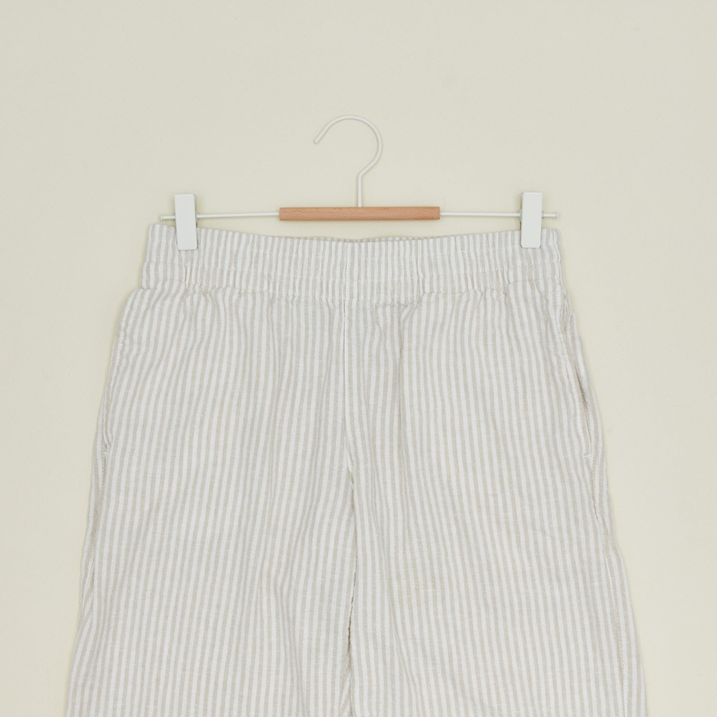 Clip hanger in chalk with pants